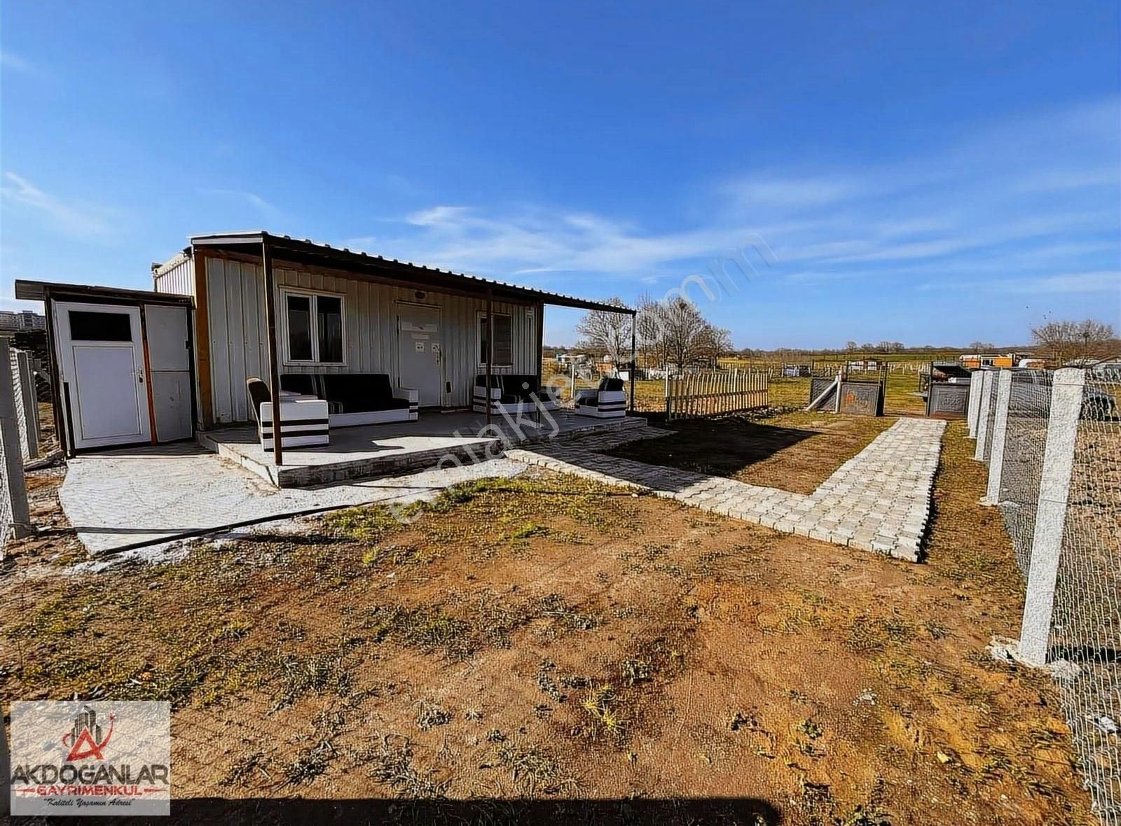 Akdoğanlardan Bağlıkta Etrafı Çevrili Konteynerlı 210m2 Hisse