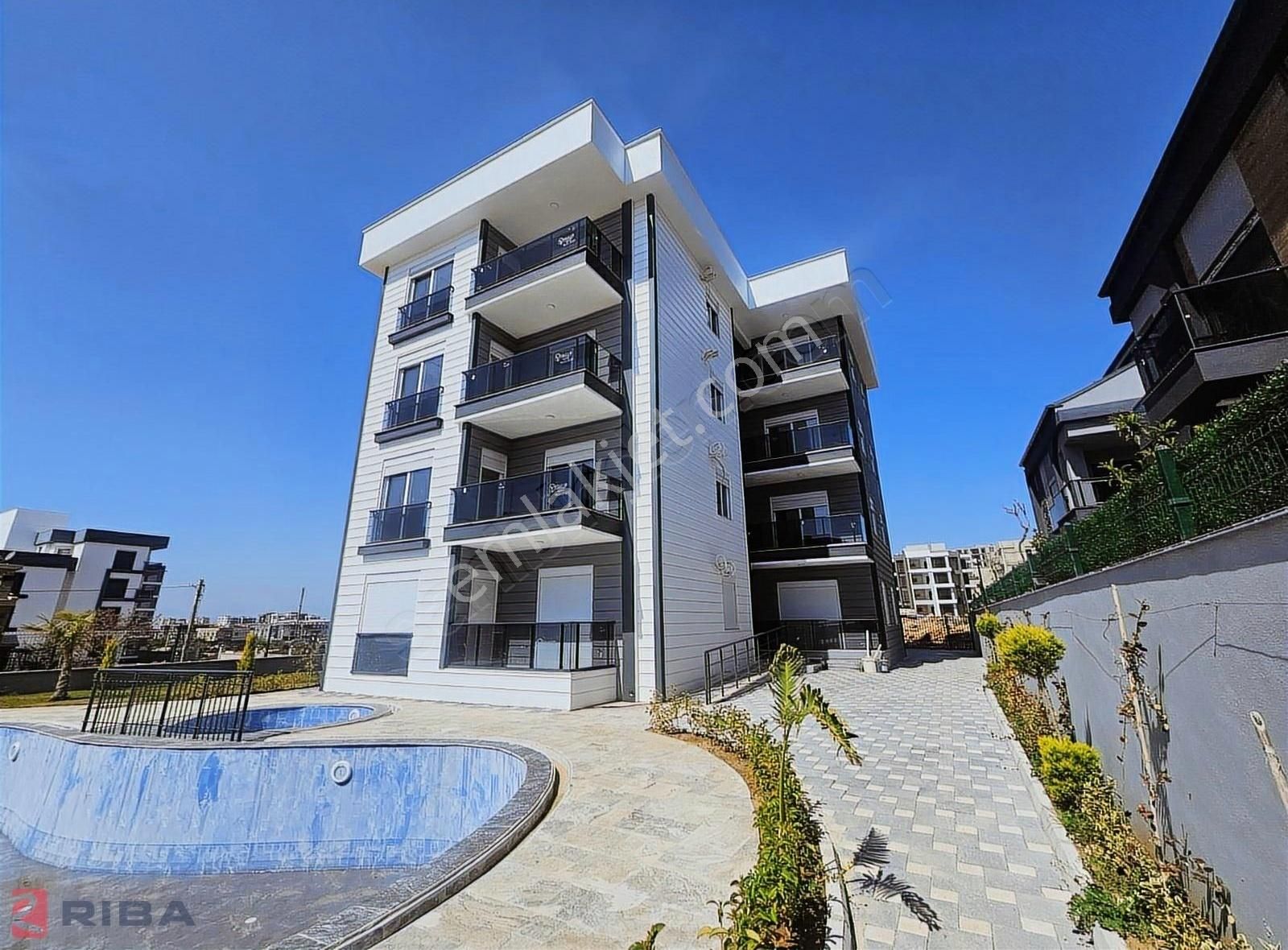 Sibel Oskanbaş'tan Havuzlu 2+1 Yüksek Giriş Daire