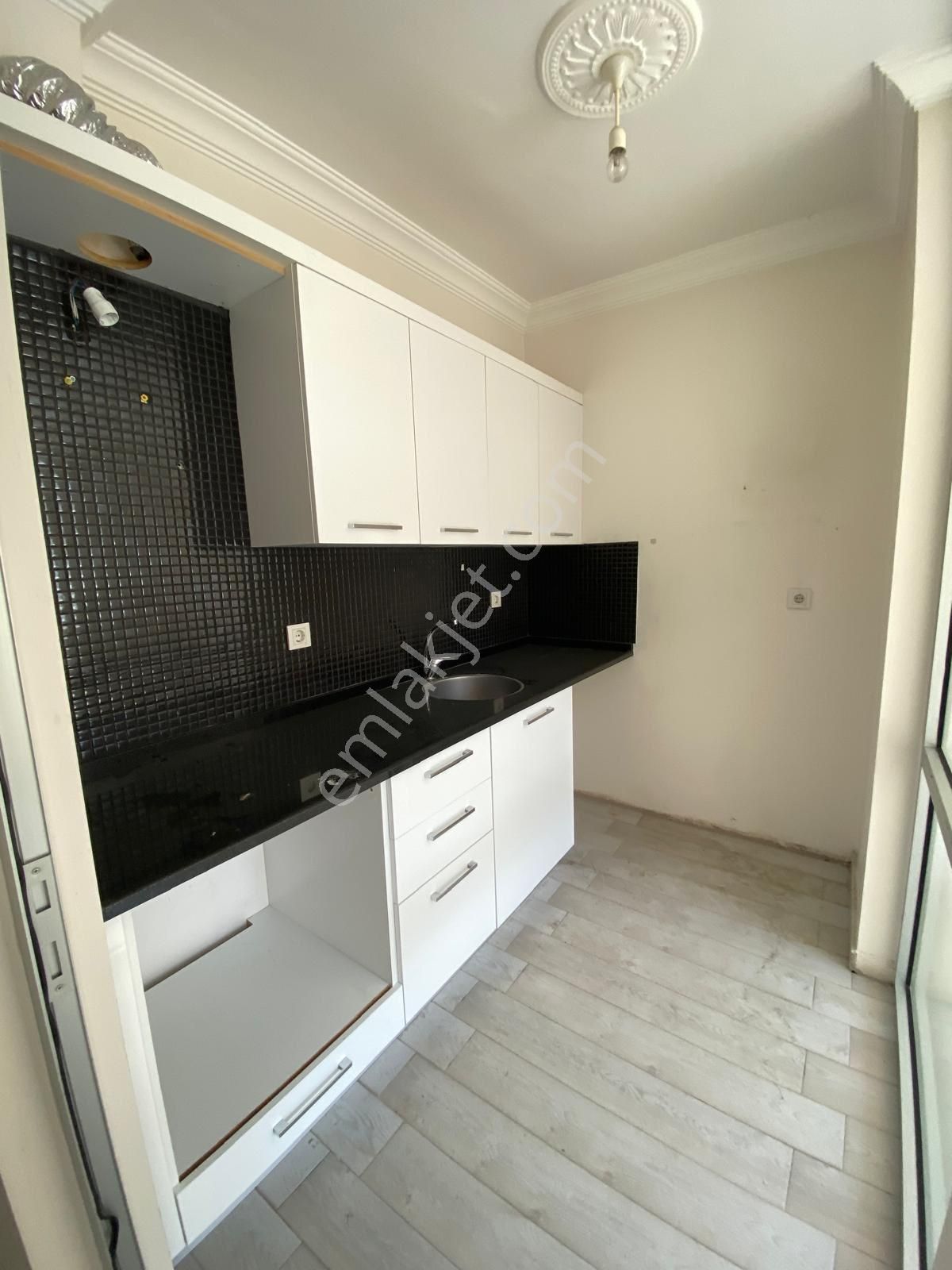 Menderes Merkez De 1+1 Satılık Daire