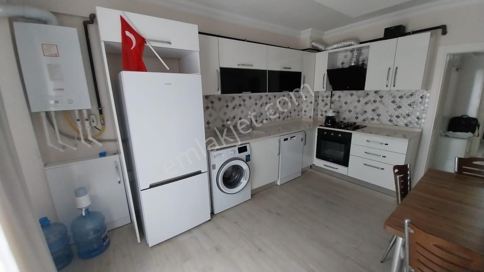 Batıkent'te 2+1 Arakat Kombili Asansörlü Eşyalı Daire