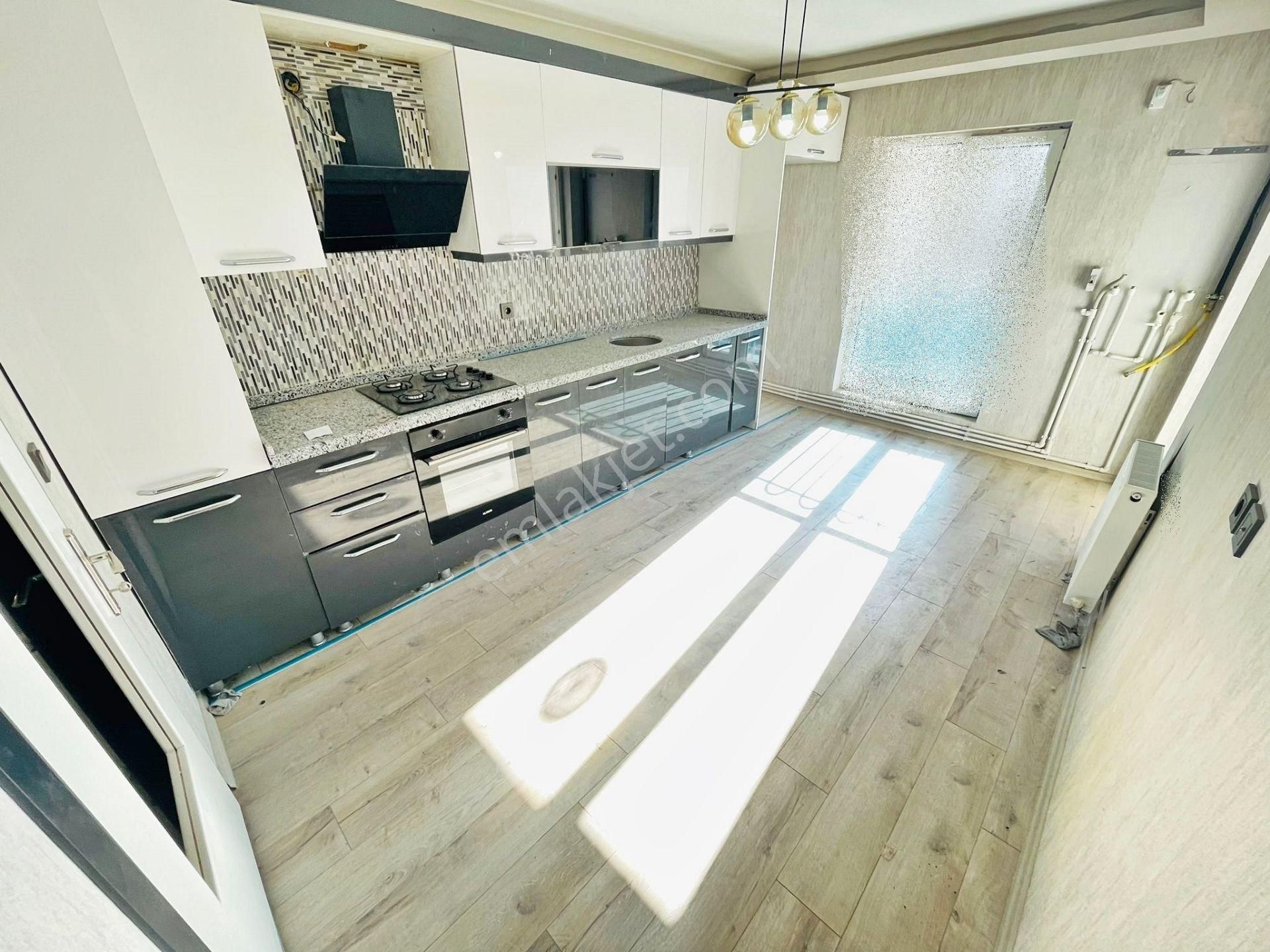 Site İçerisinde Ful Yapılı Kilerli Yüksek Kredili Güneycephe 3+1