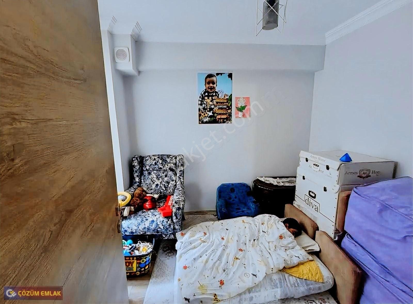Çözüm Emlak'tan 3+1 Ebeveyn Banyolu Geniş Ara Kat Satılık Daire