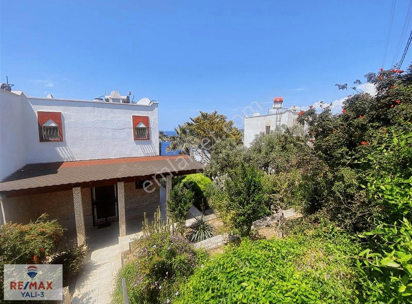 Denize Sıfır Plajlı Site İçinde Geniş Bahçeli Manzaralı Villa