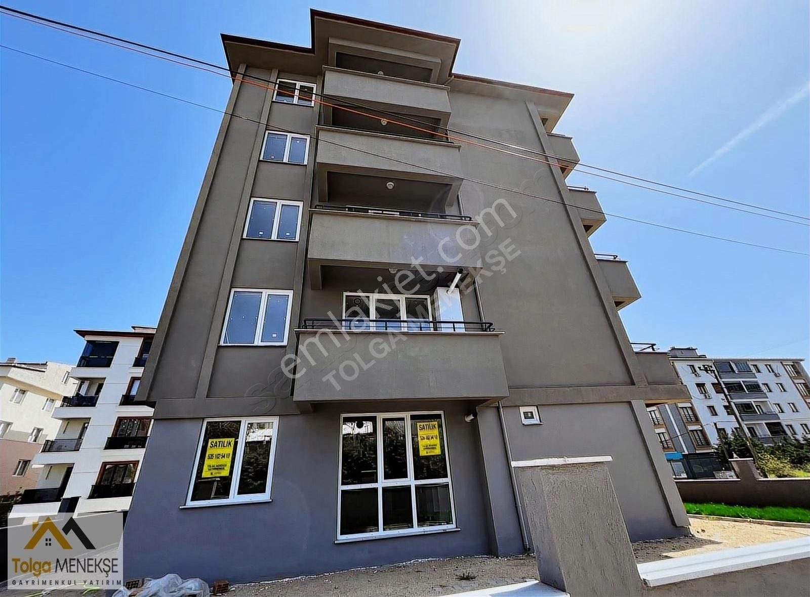 Altınova'da Halısaha Yanı Bahçe Katı Kombili 2+1 Satılık Daire