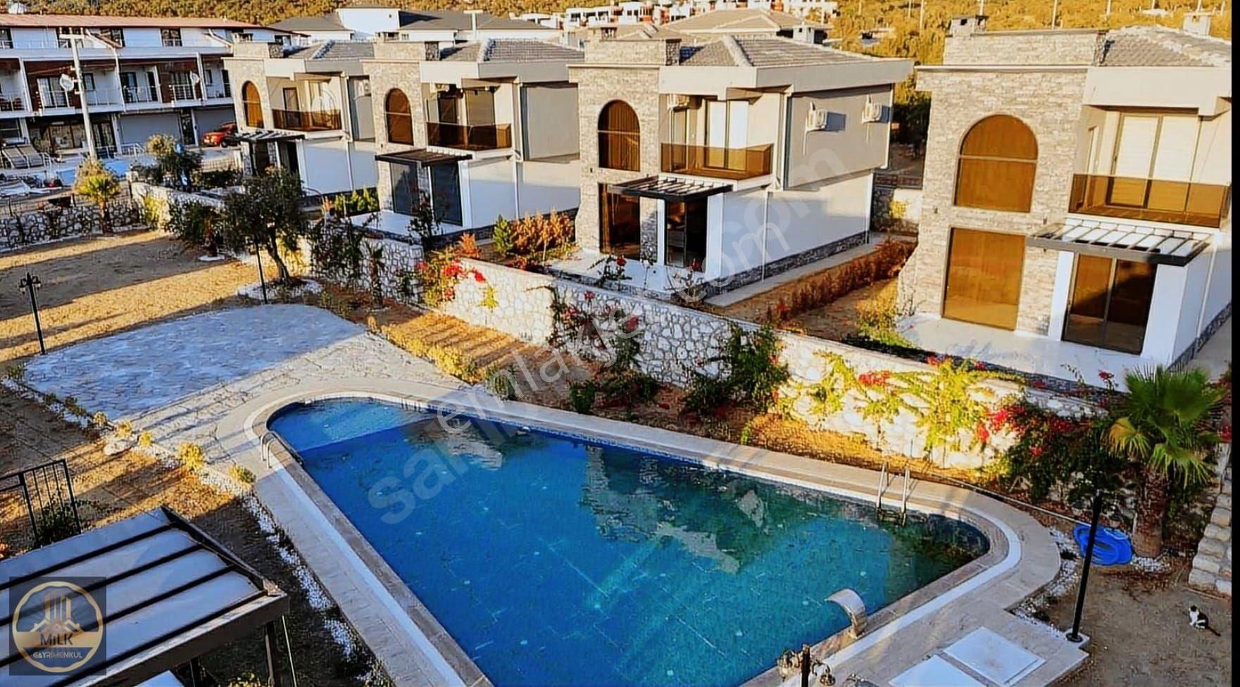 Didim Akbük Havuzlu Sitede Satılık 3+1 Müstakil Villa