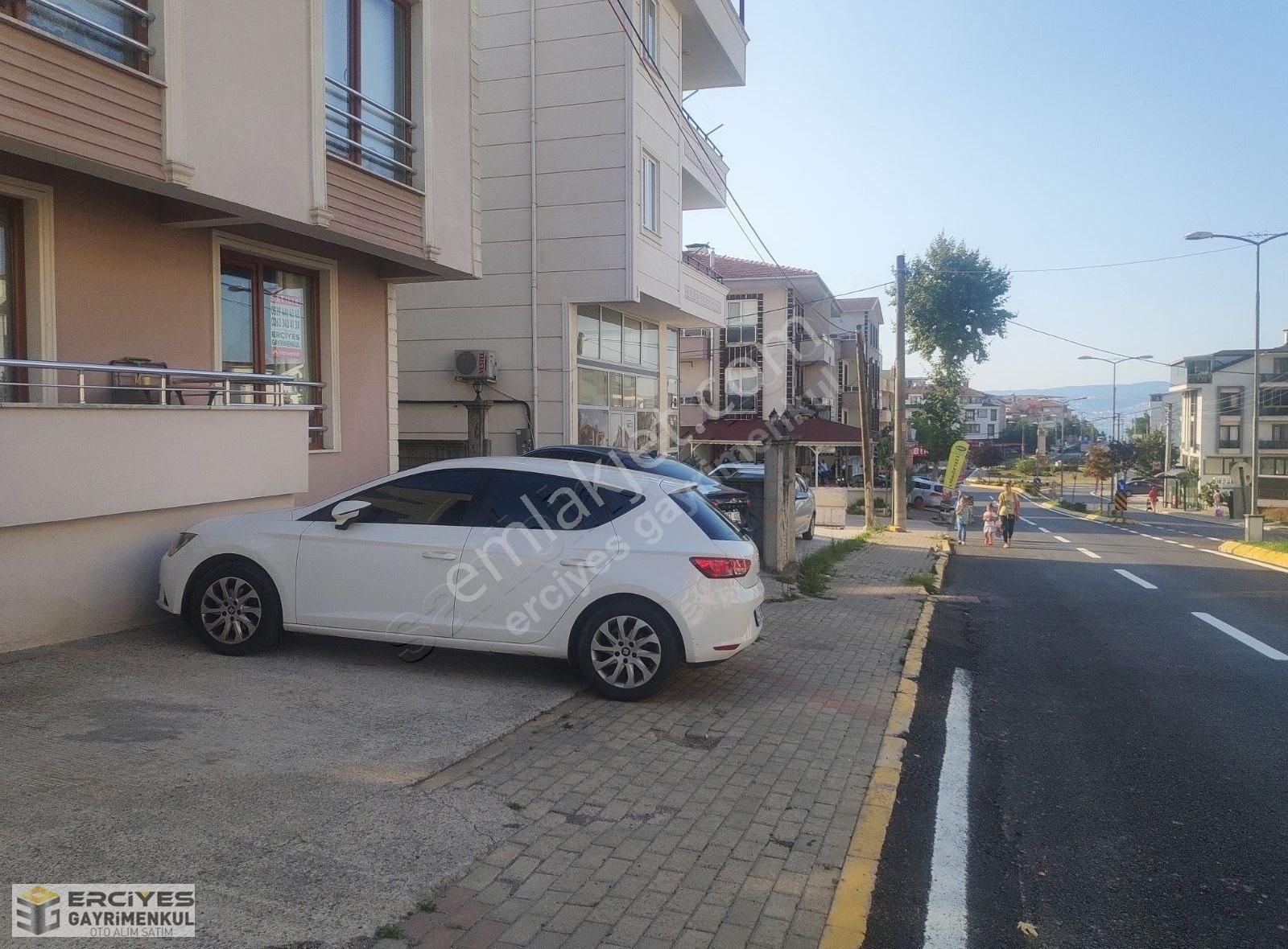 Erciyes Gayrmkl Başiskele Saat Kulesi Yanı 2+1yüksek Giriş Daire