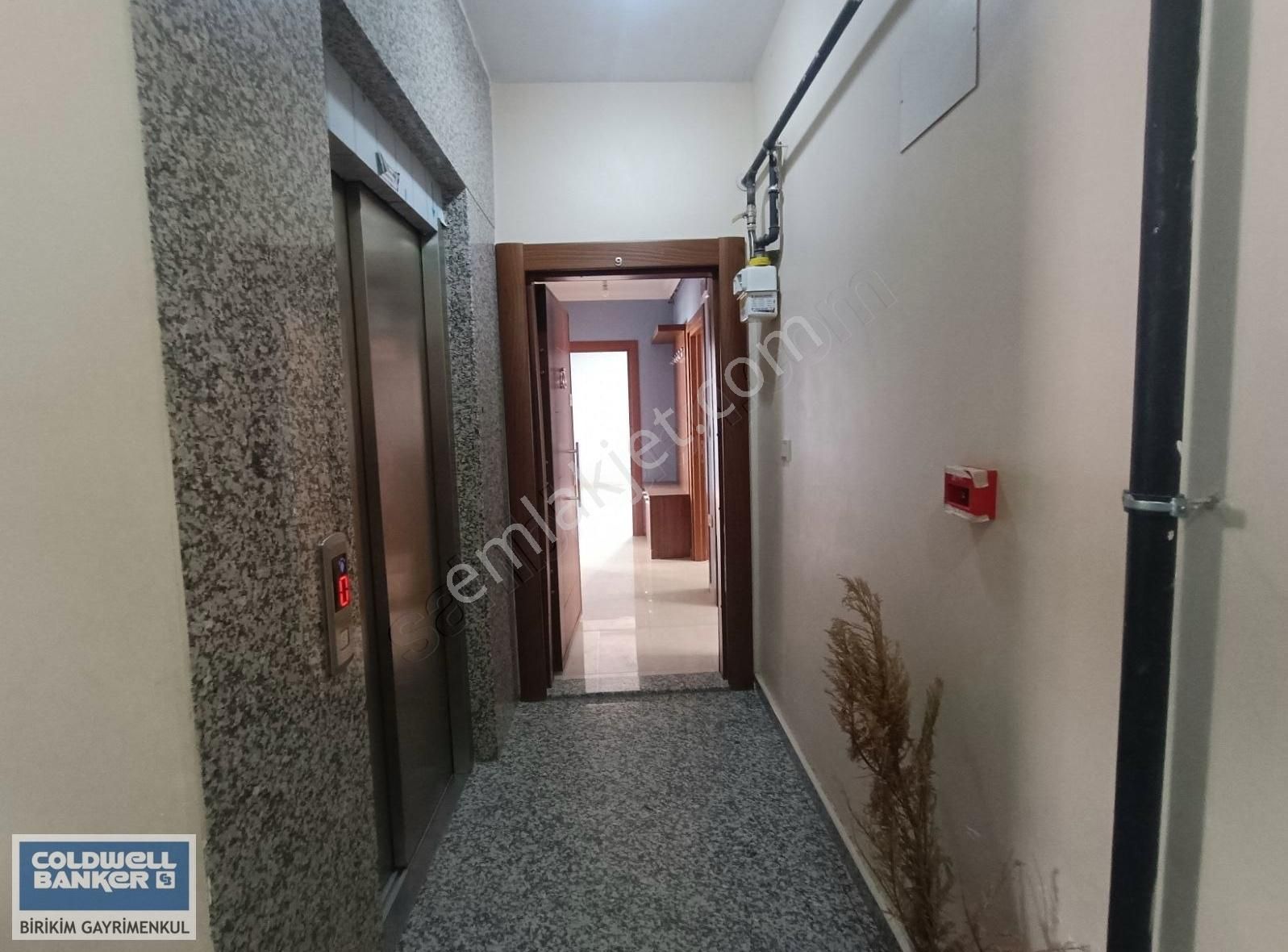 Sultanbeyli Merkez Meydan Satılık 2+1 Daire Büyük M2