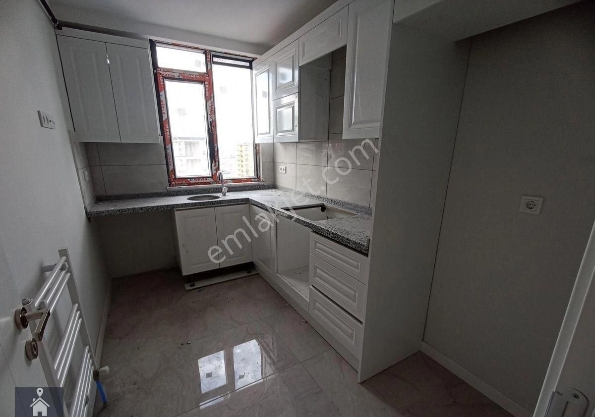 Kadıköy Şenesenevler'de Sıfır Bina 2+1 Balkon Deniz Manzaralı