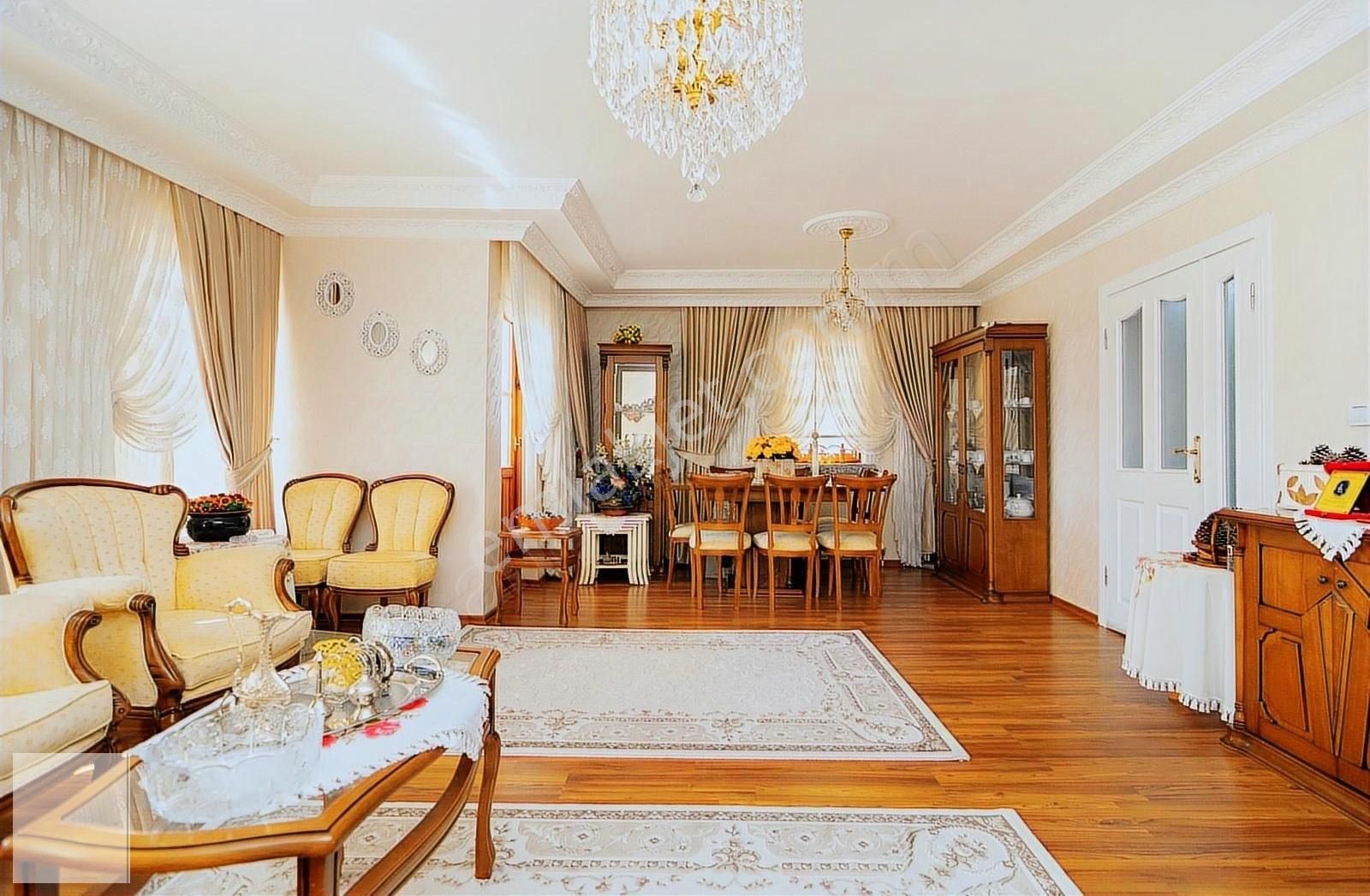 Kuzeyyıldızı'nda Geniş Yapılı Konforlu Bahçeli 4+2 Villa