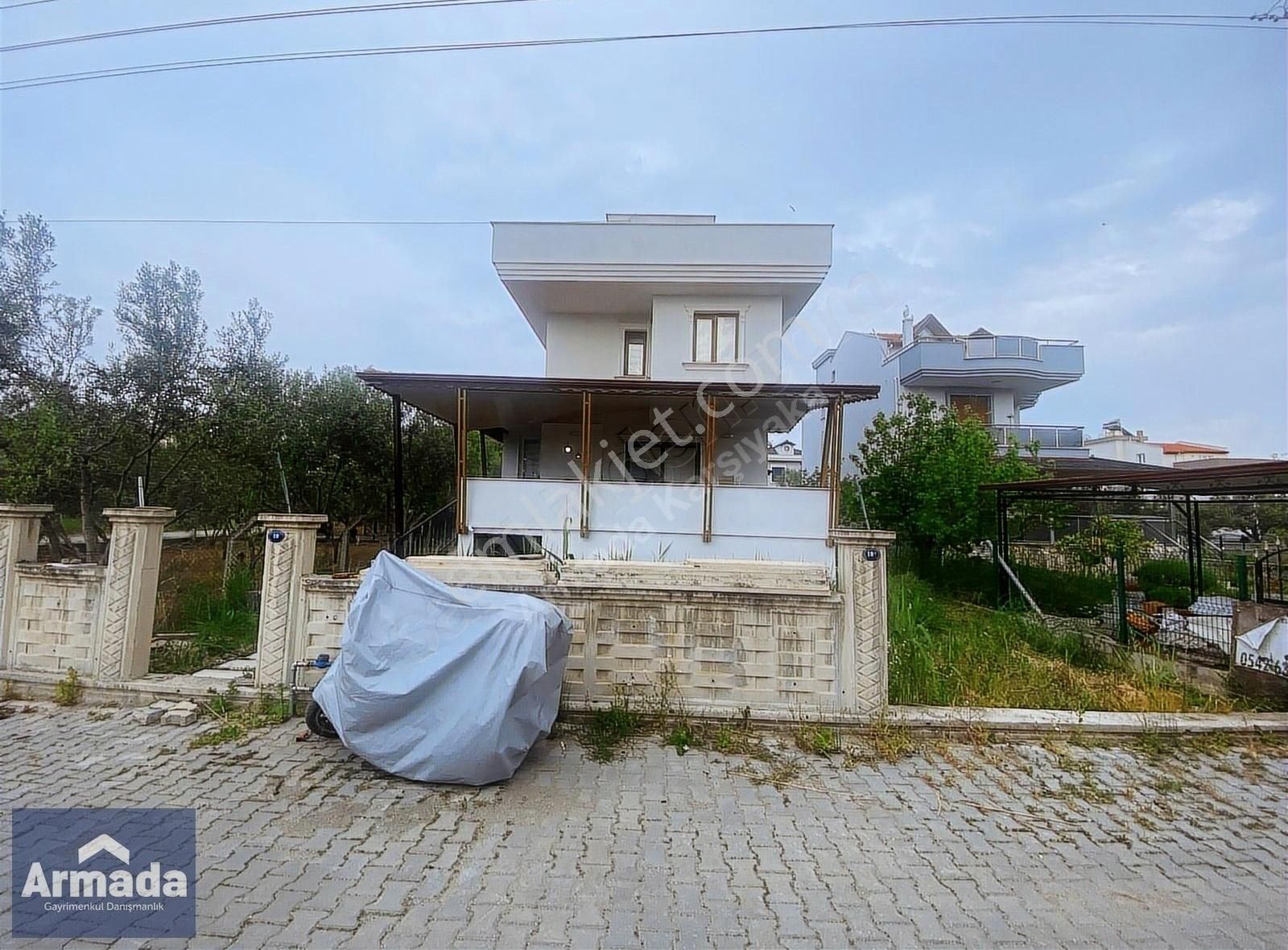 Dikilide Bahçeli Tripleks İkiz 3+1 Satılık Villa