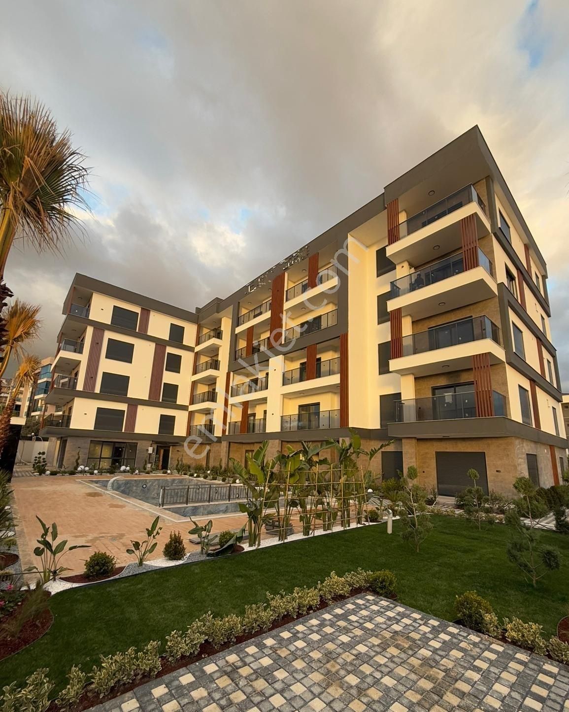 Ege'nin Tatil Beldesi Kuşadasının Yeni Yerleşim Bölgesinde 1+1 Bahçe Katı