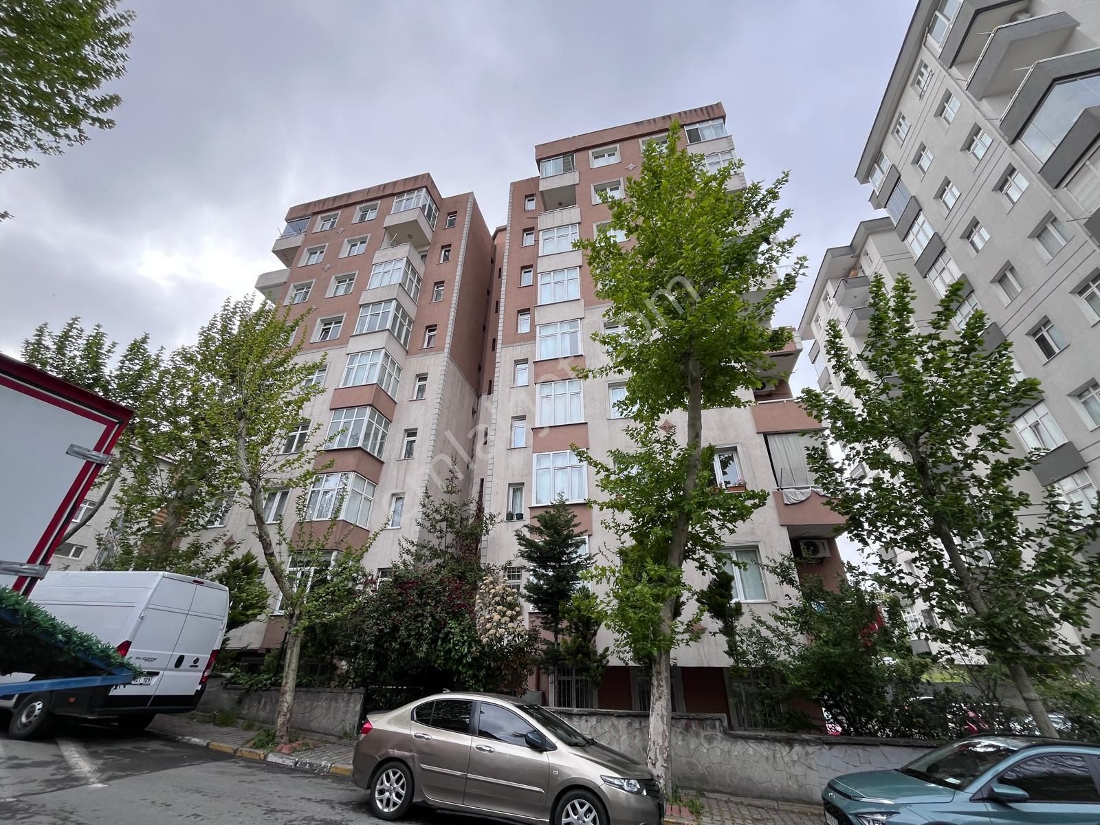 Bağcılar Yenimahallede Açık Otoparklı Sitede Satılık 2+1 Daire