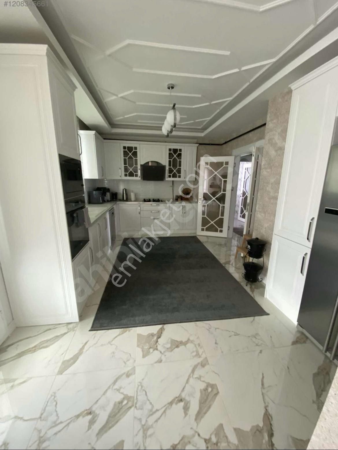 Mastfıroş Caddesinde Satılık Daire