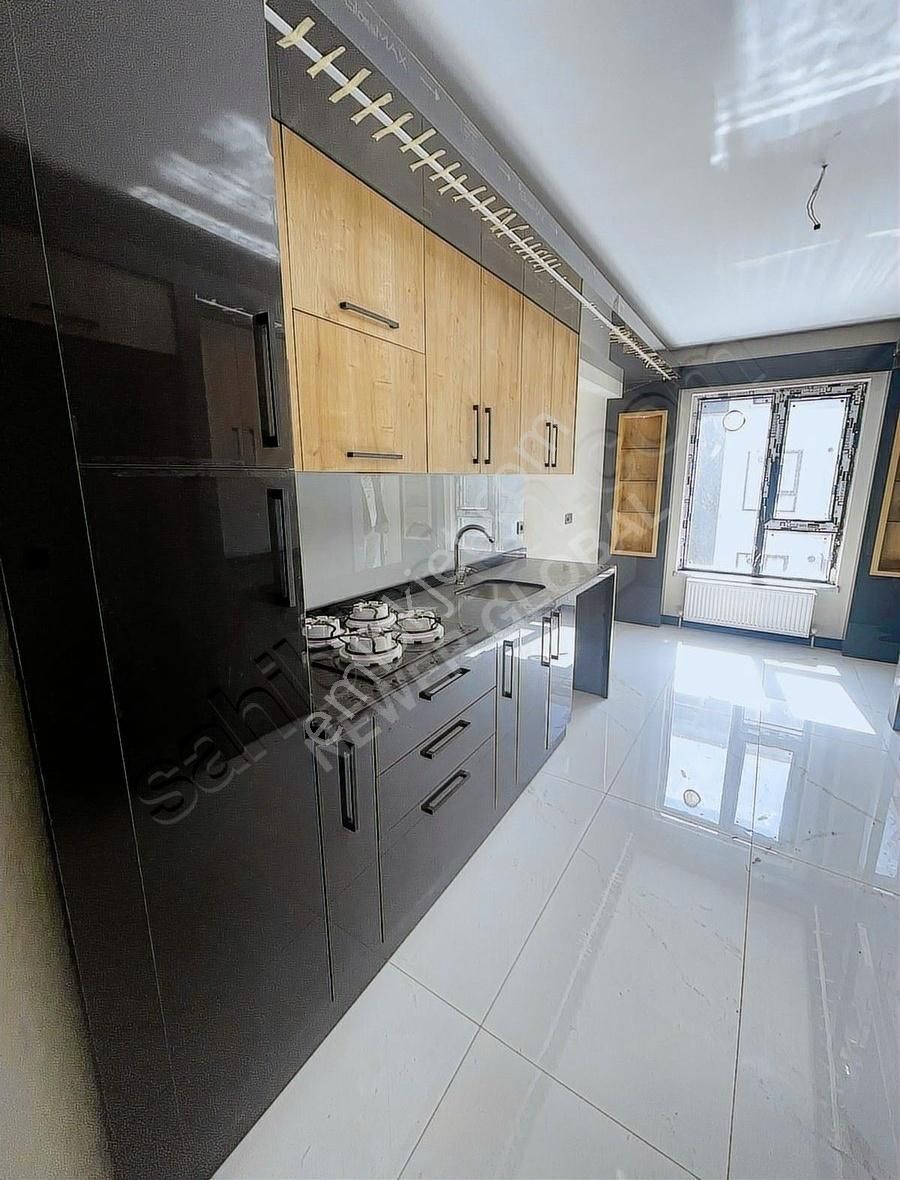 Yeşilova Emsalsiz G.odalı-e.banyolu-asansörlü-4+1 Geniş 0 Site !