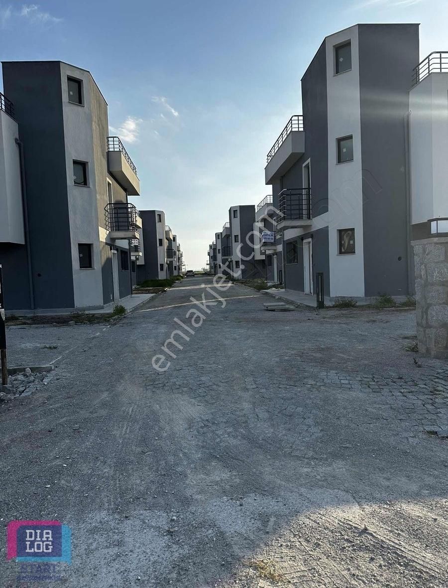 Çandarlı' Da Denize Sıfır Site İçerisinde Satılık Lüks Villalar