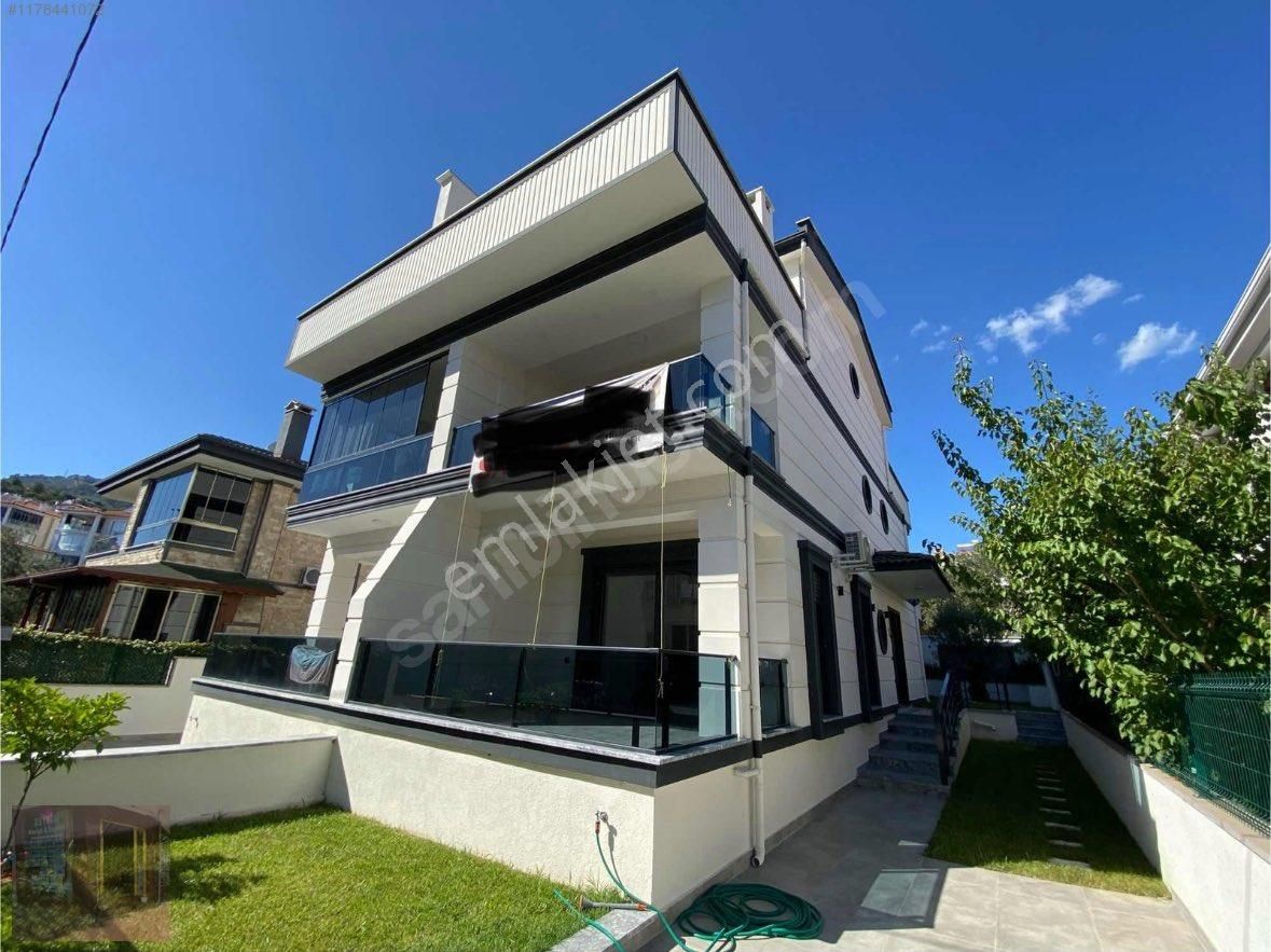Güçlü Kardeşler Altınoluk Merkezde Lüks 3+1 Geniş Teraslı Bahçeli Trıblex Villa