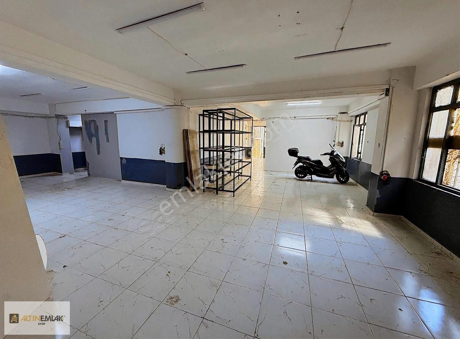 Eyüp Otakçılar Caddesinde Kiralık İşyeri