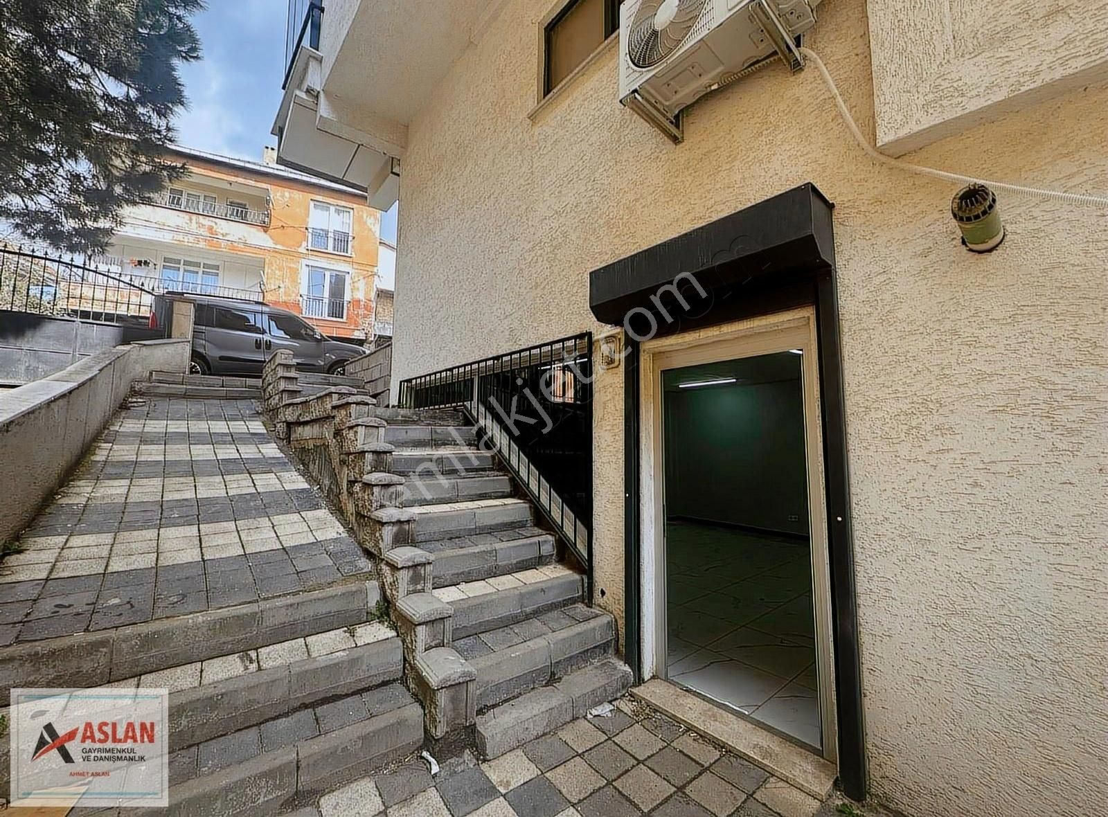 Çengelköy Bahçelievlerde 45 M² Ofis Dükkan