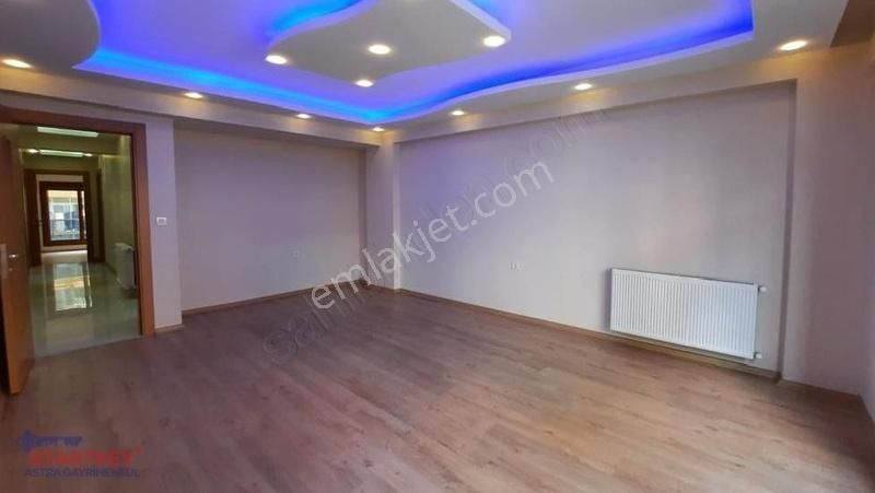 Egekent Girişi 3+1 Kapalı Mutfak Satılık Geniş Daire