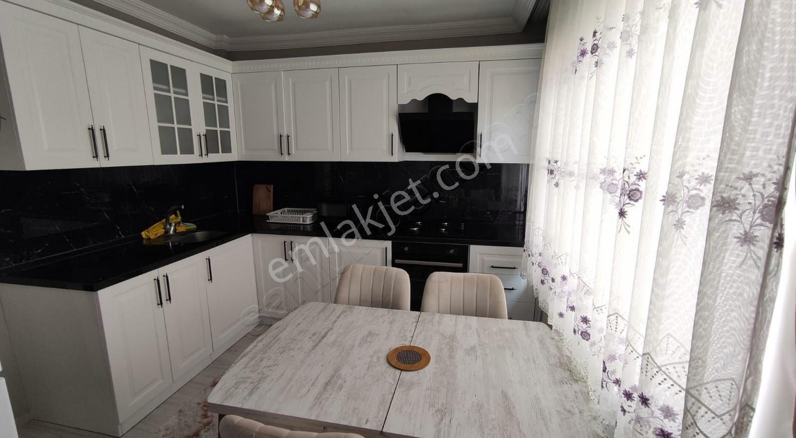 Göksu Mahallesi'nde Site İçerisinde Eşyalı Kiracılı Satılık 3+1