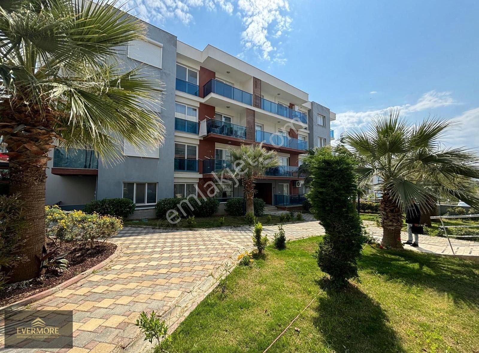 Kuşadası'nda Havuzlu Site İçinde, Güvenlikli-satılık 1+1 Daire