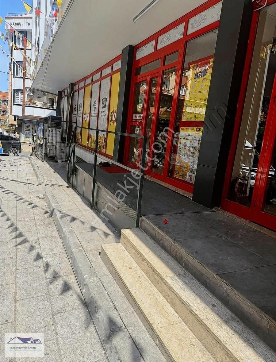 Atatürk Mah Salı Pazarında Düz Giriş 50m İş Yeri 2.300 Bin Tl