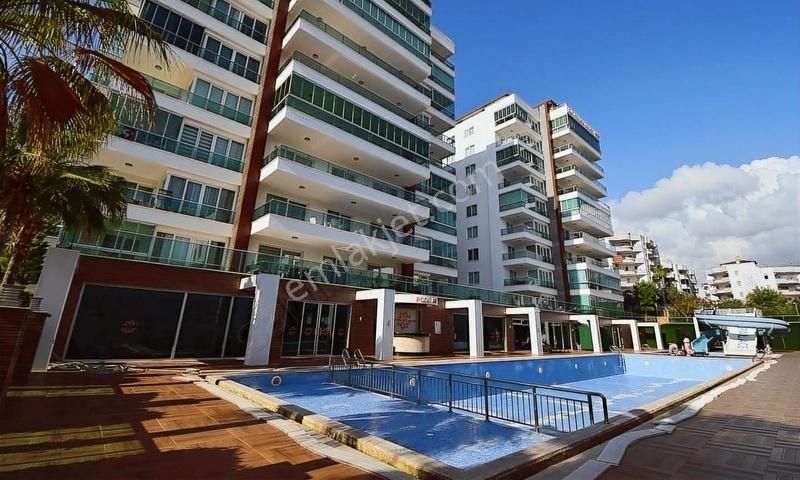 Denize Yakın Lüks Site İçerisinde Satılık 2+1 Geniş Daire