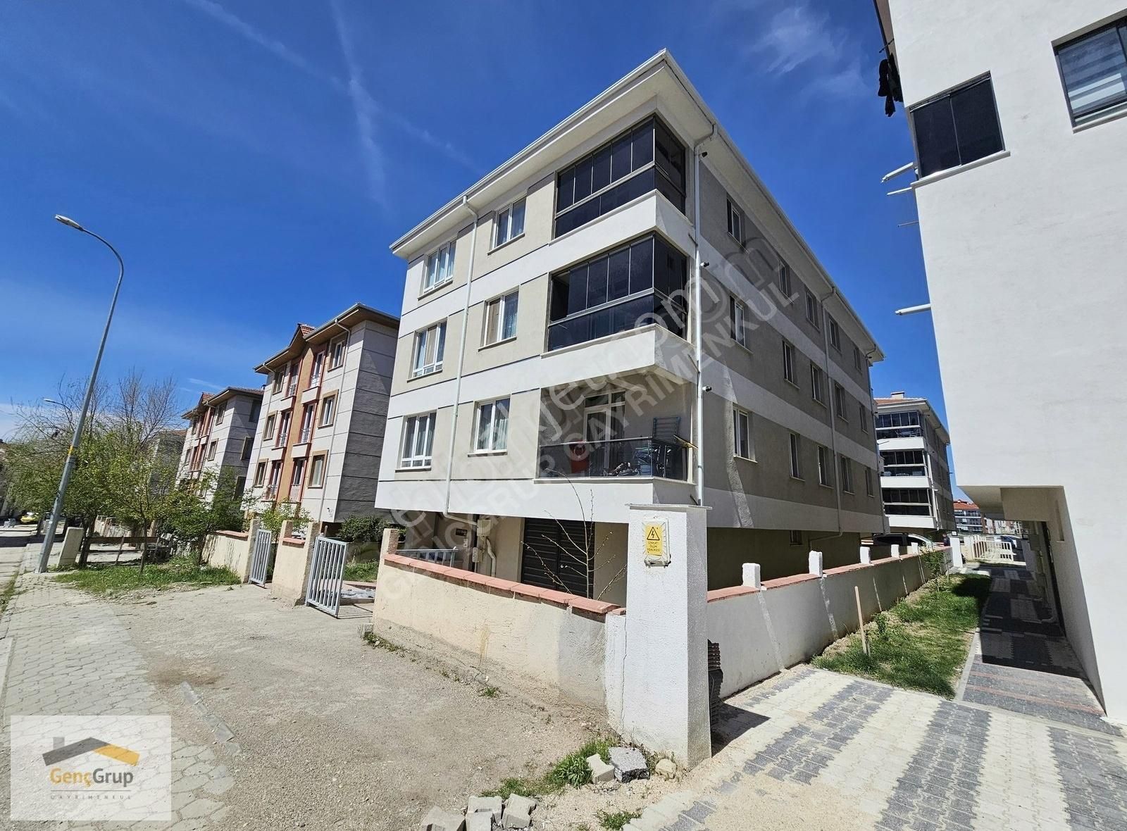*genç Grup*batıkent Sınırı Site İçinde Konak Evlerinde Geniş 2+1