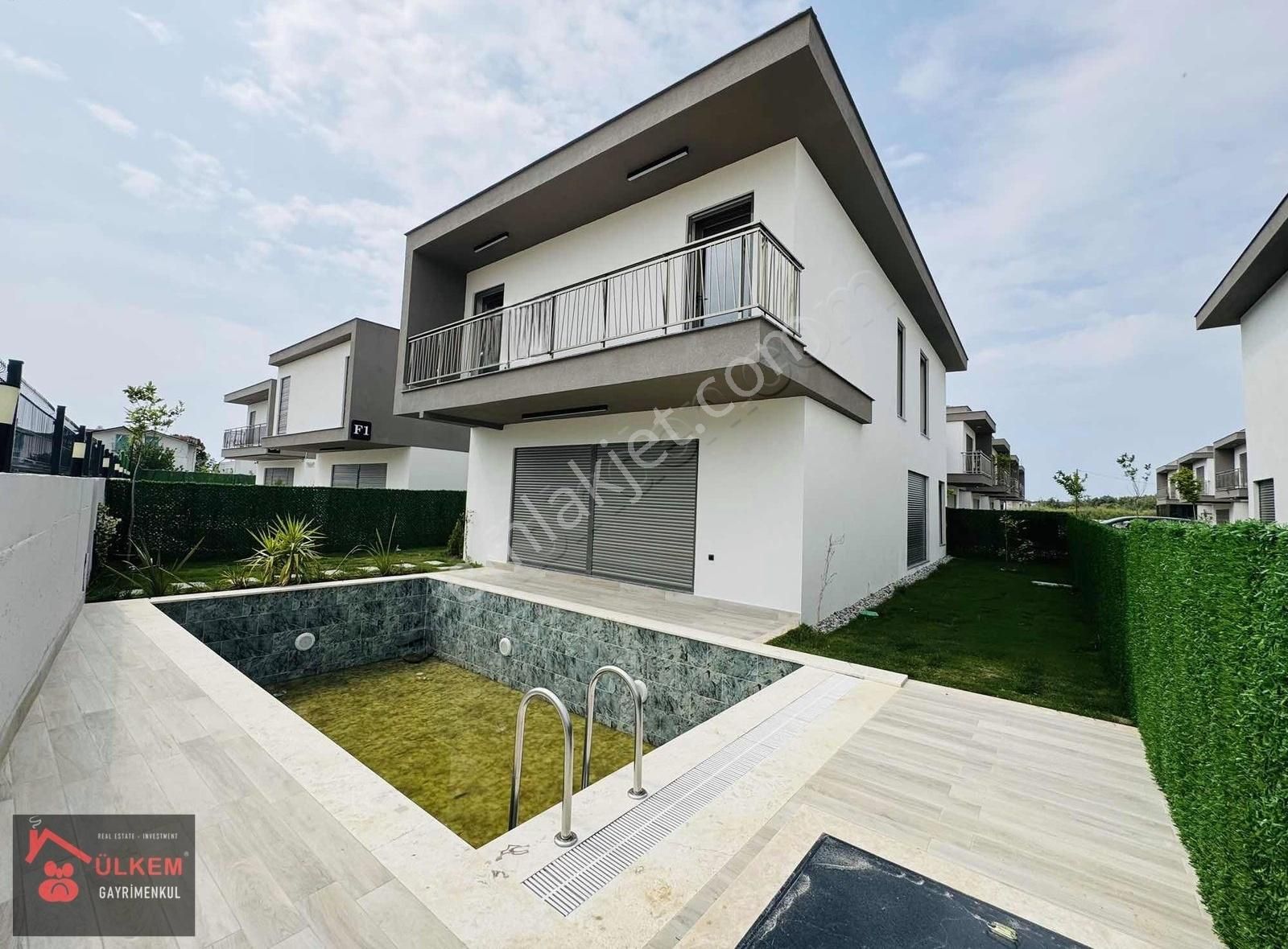 Denize 800 Mt 4+1 Özel Havuzlu 220m2 Net Oturumlu Fırsat Villa