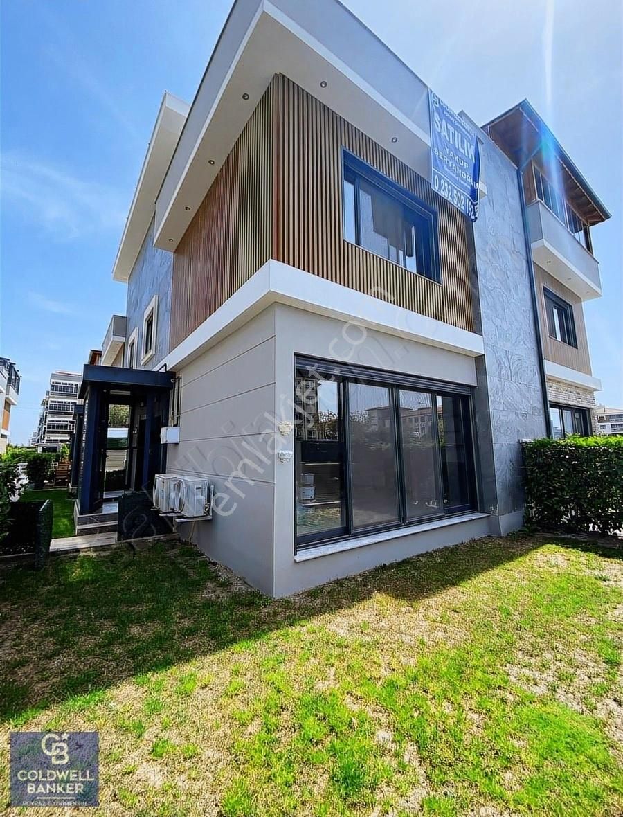 Menderes Cb Poyraz'dan Lüx Sitede Havuzlu Triplex Villa