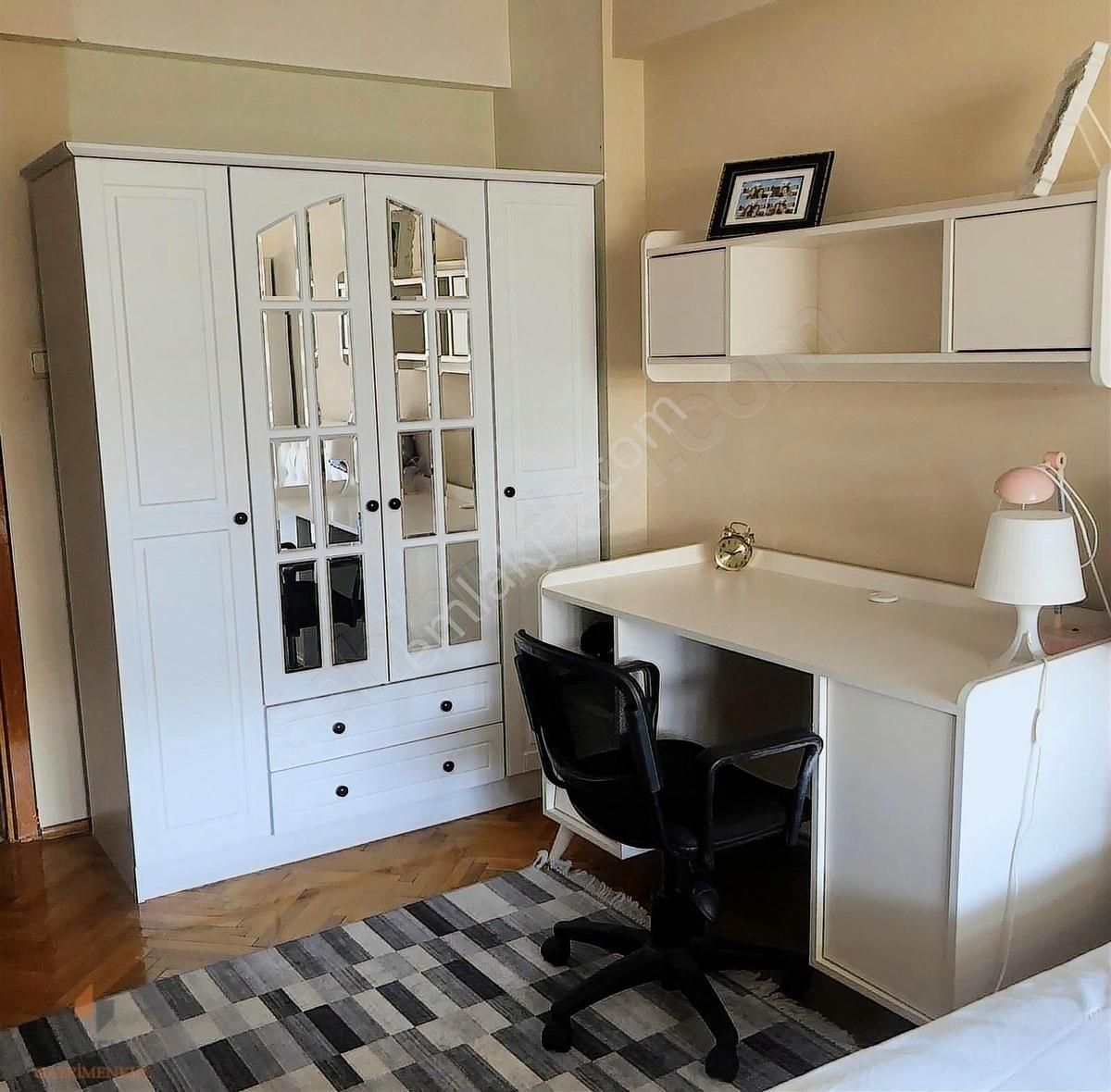 Karşıyaka Yalı Mahallesinde 1+0 Kiralık Daire ( Oda Arkadaşı )