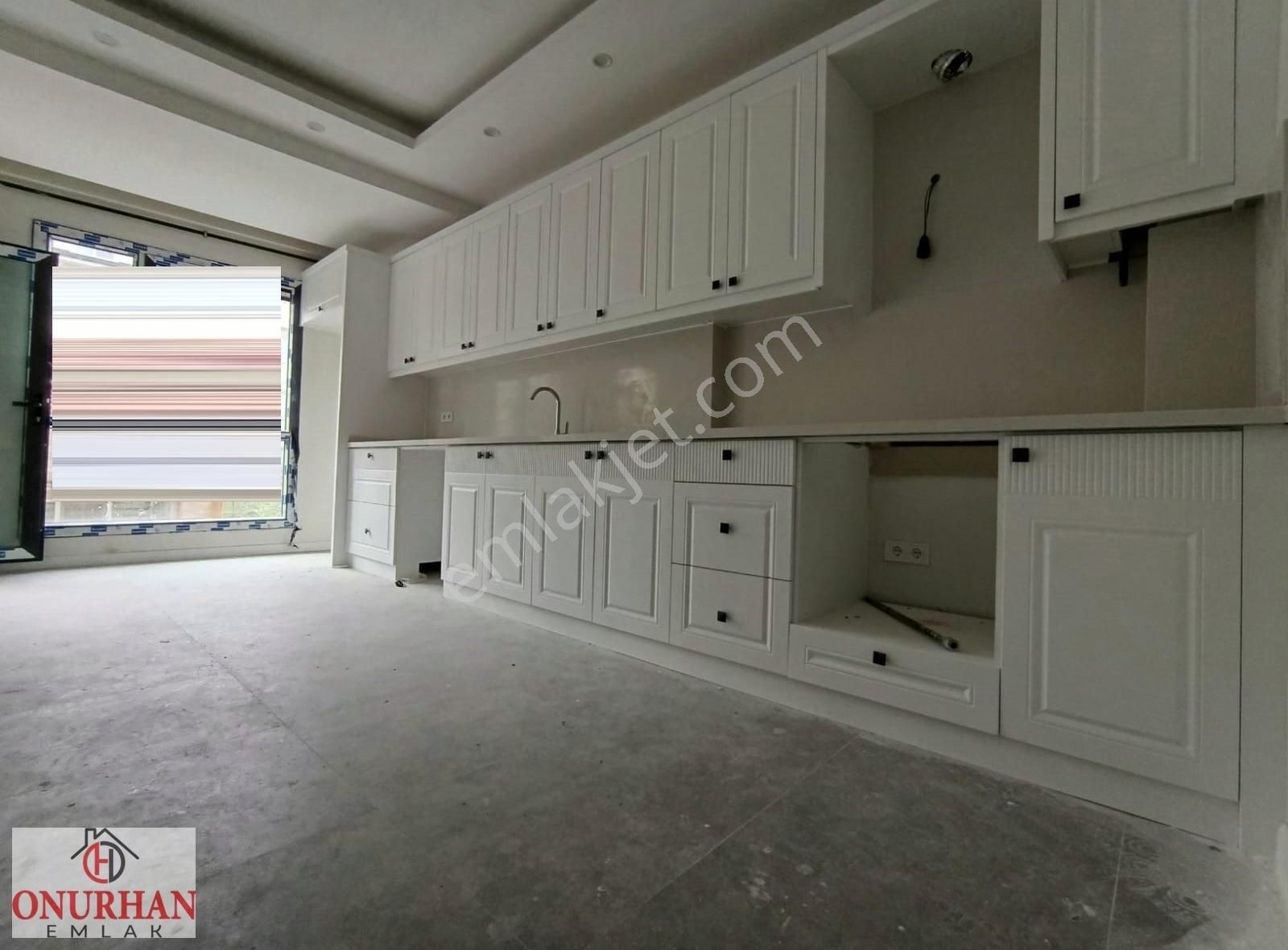 Onurhan Emlaktan Akkonakta Otoparklı Asansörlü 3+1 Sıfır Daire