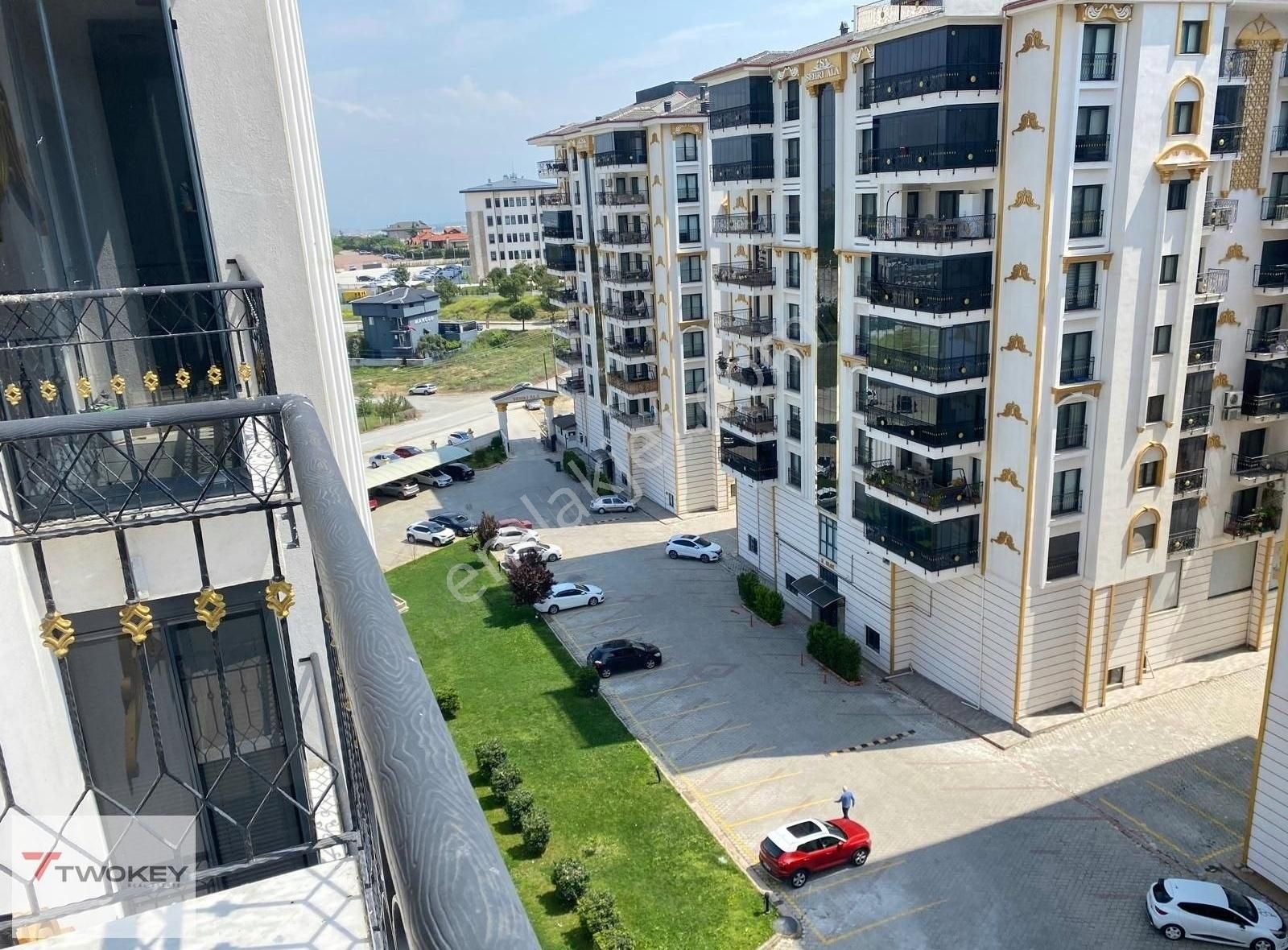 Twokey Den Şemikler Cadde Üzeri Kiralık 3+1 Geniş Daire