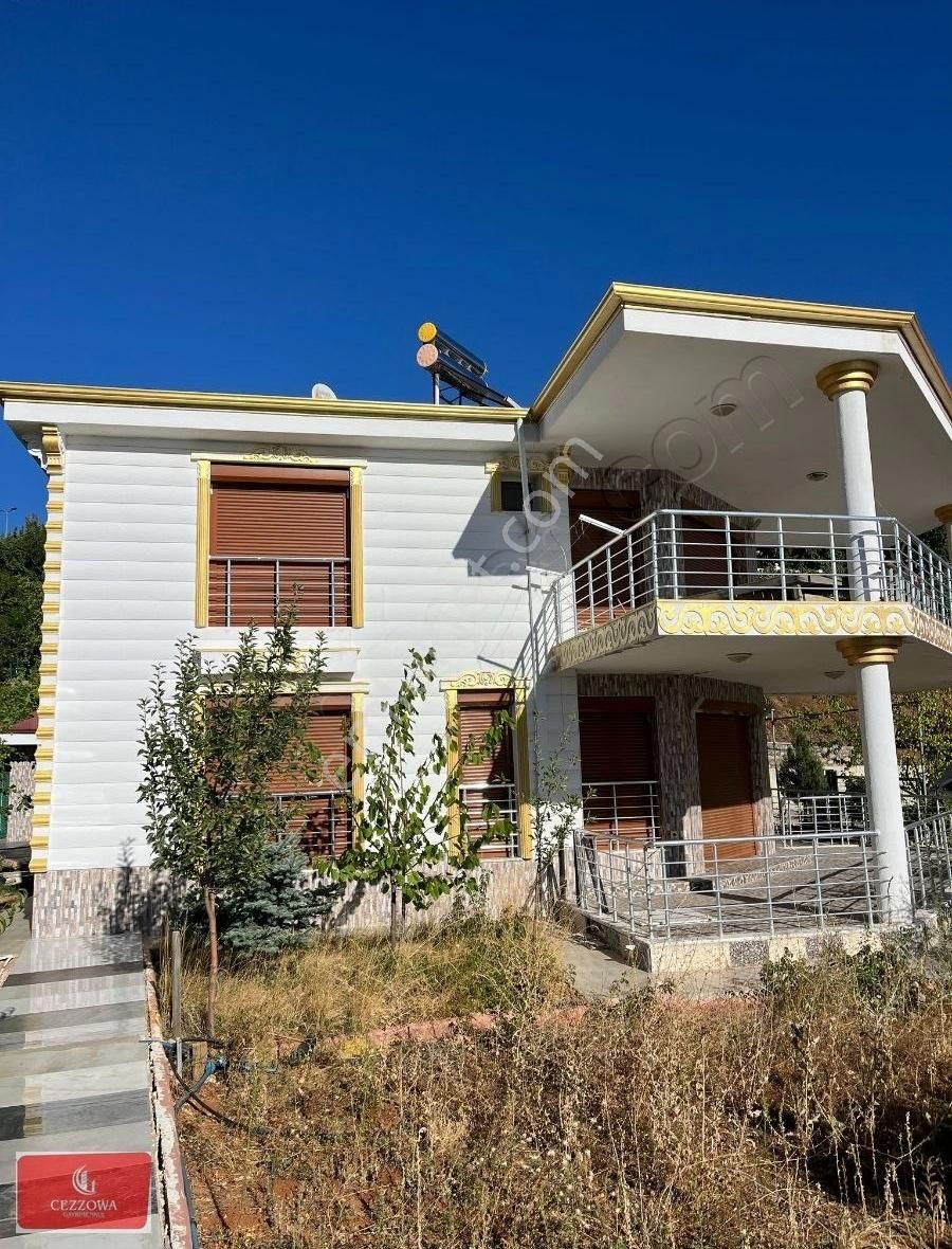 Hazar Gölu De Satılık 7000 Arsali Villa 4+1