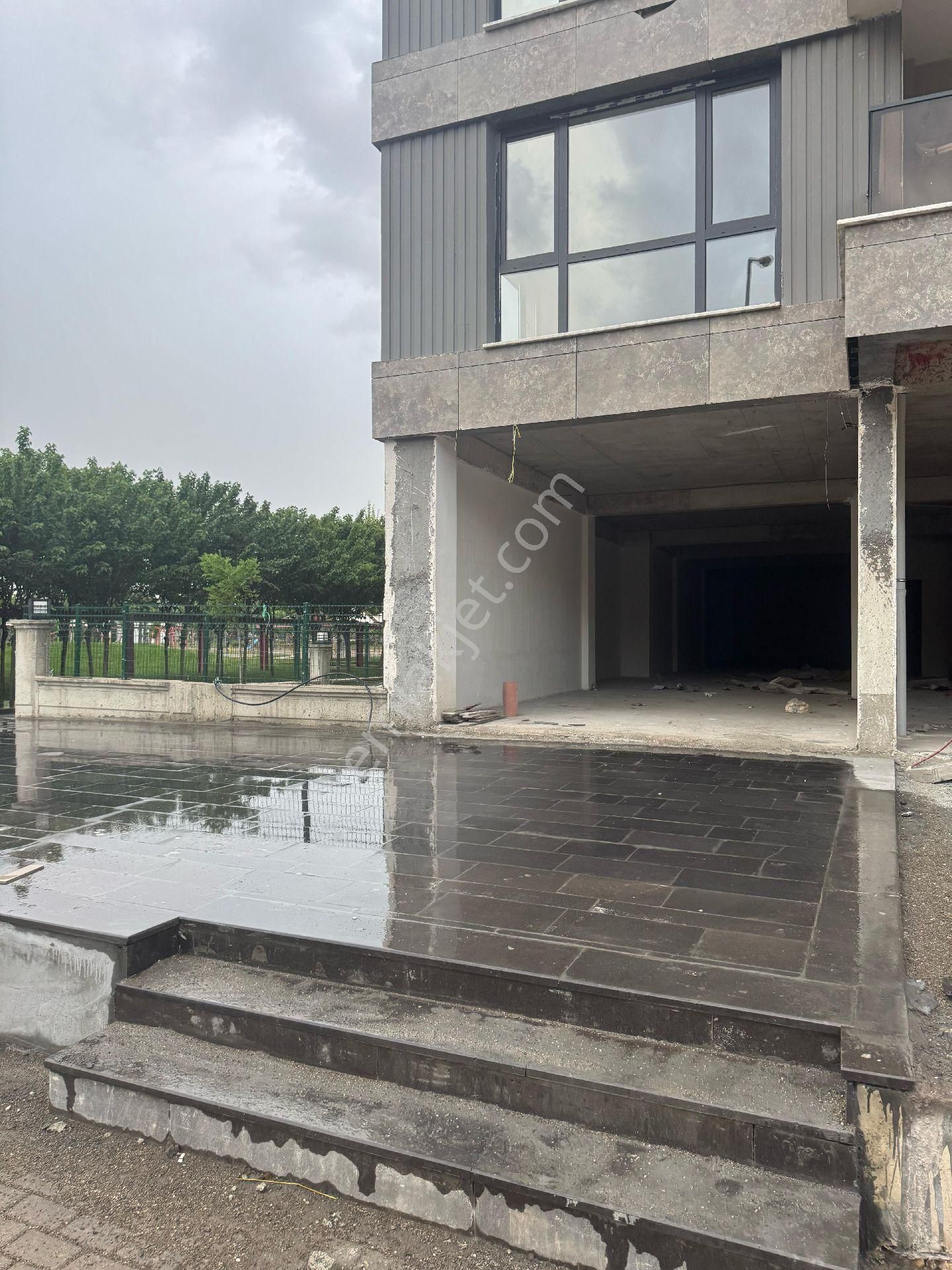 Kent Meydanı Çeysa Sin Altı Köşe'de Satılık Dükkan