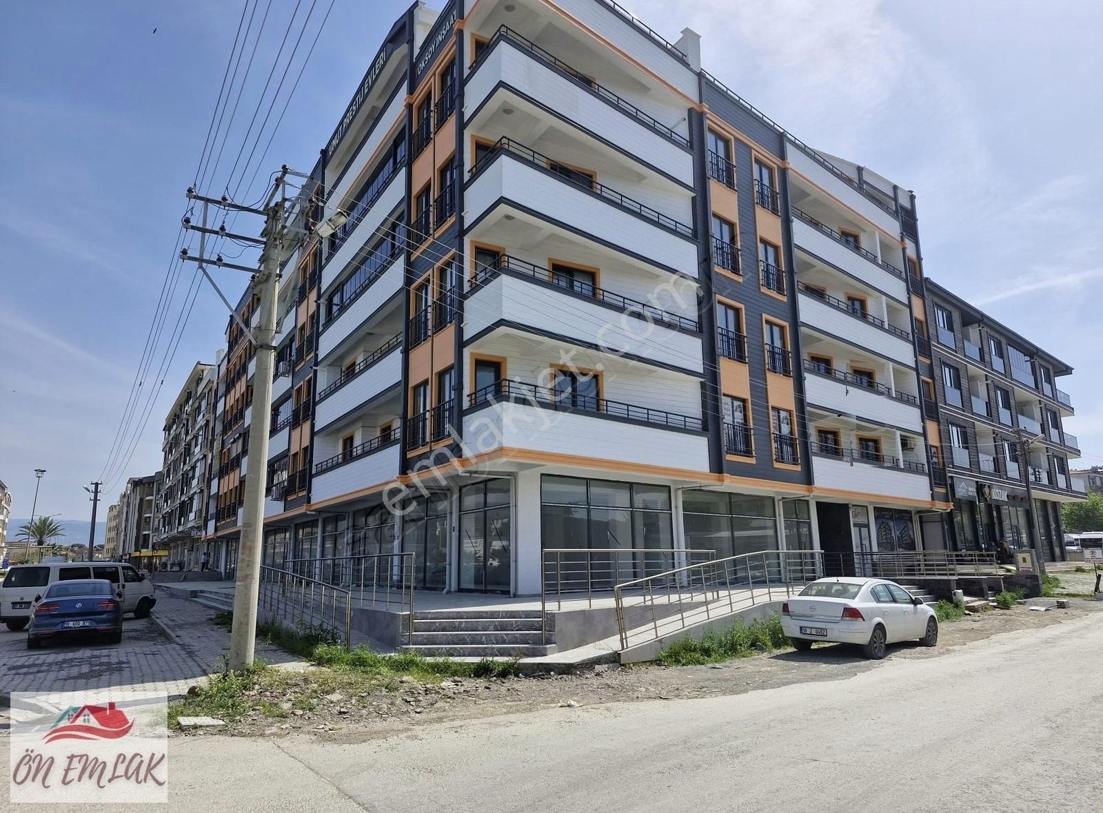 Ön Emlak'tan Burhaniye Merkezde Köşe Konum 166 M2 Kiralık Dükkan