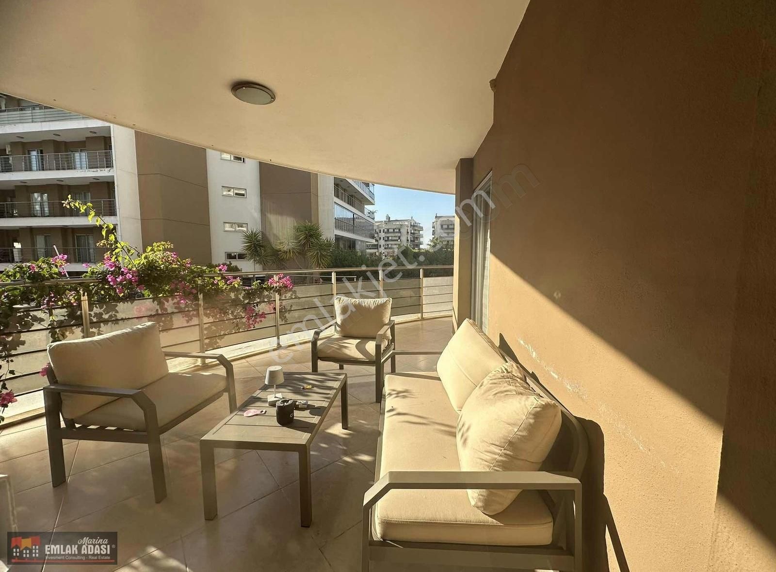 Kuşadası Merkezde Satılık 3+1 Rezidans Bahçe Katı Daire