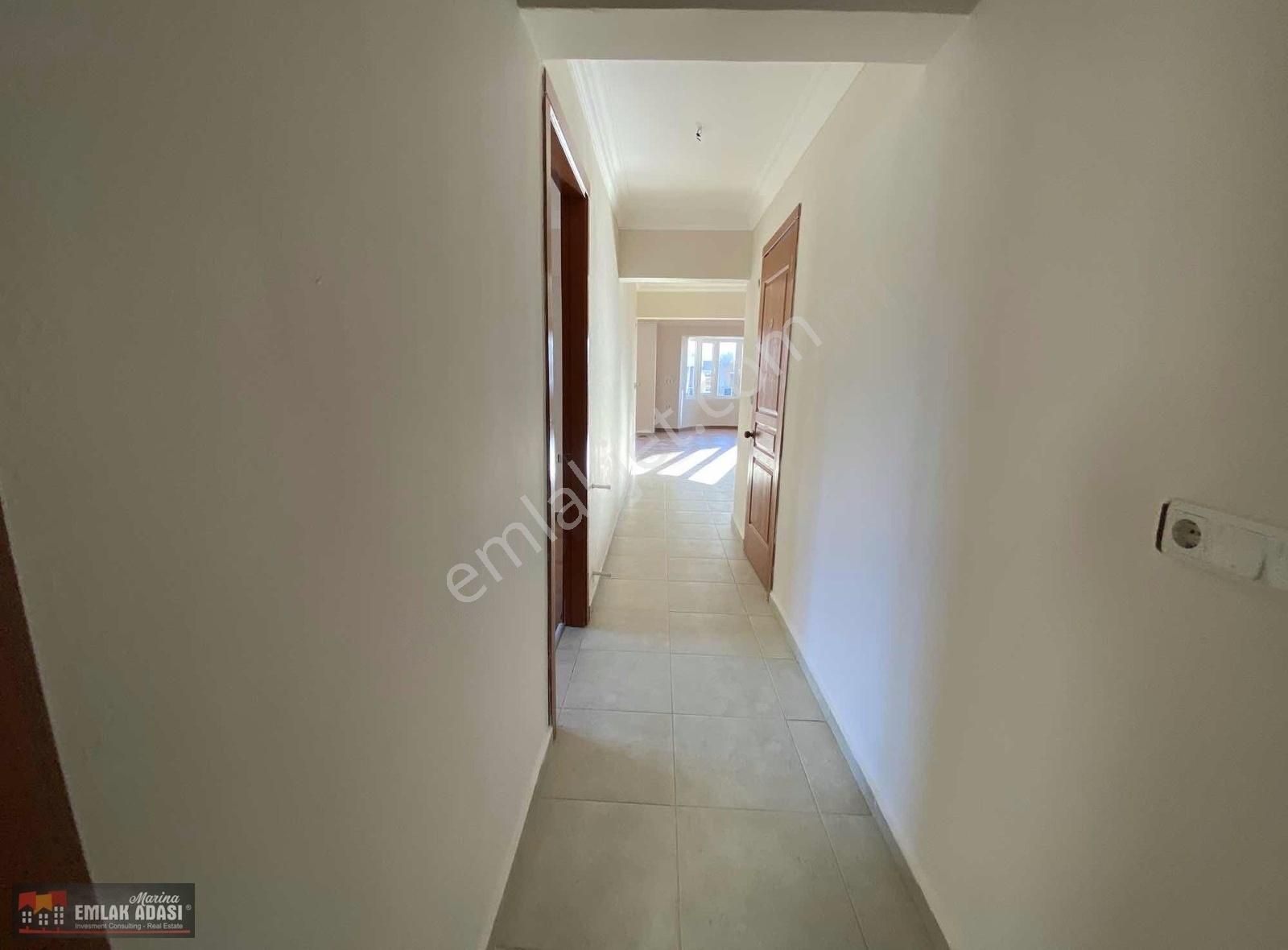 Kuşadası Ege Mahallesinde Havuzlu S.de Deniz Manzaralı 3+1 Daire