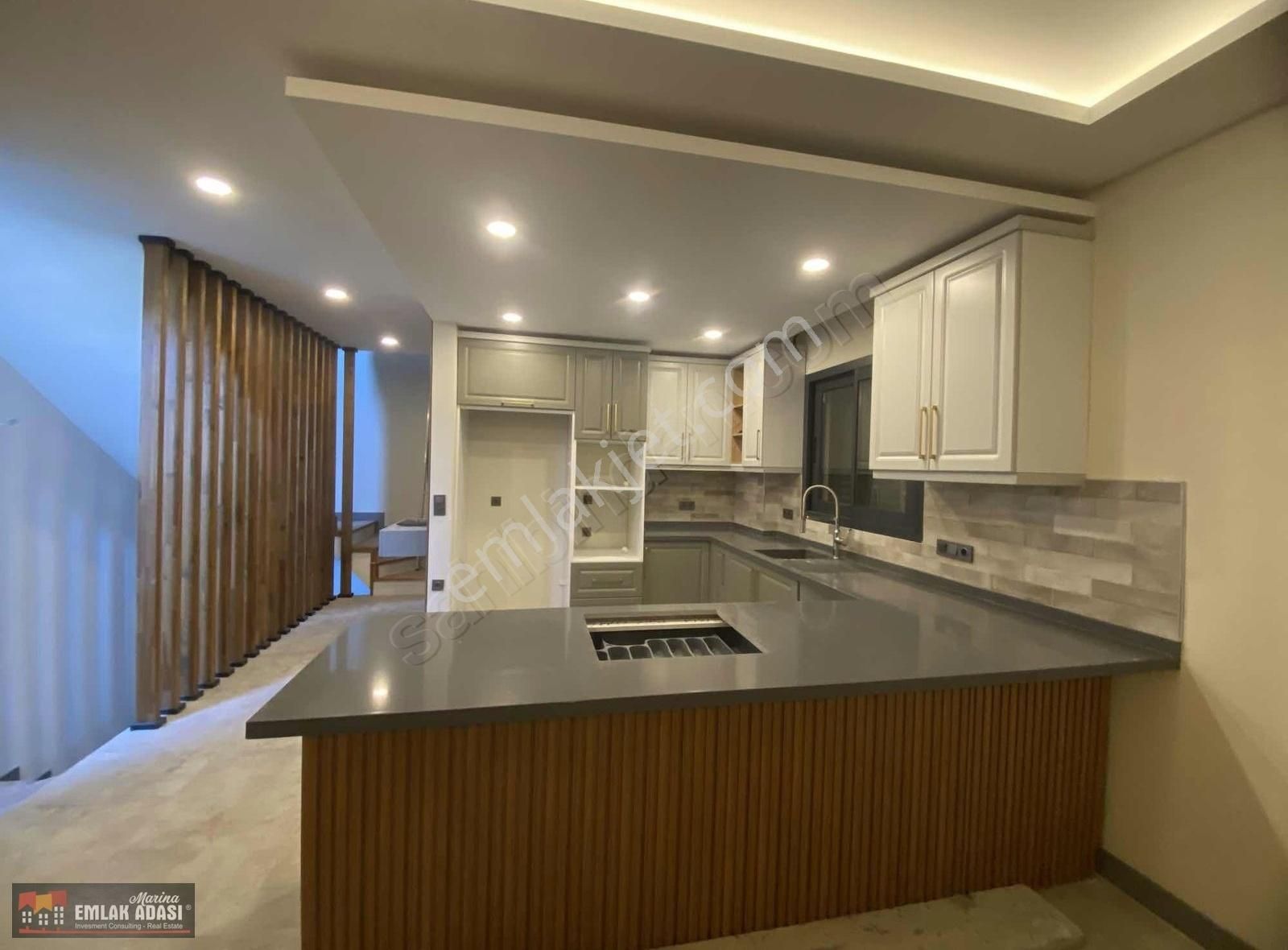 Kuşadası Soğucak'da Tek Müstakil Ö.havuzlu K.garajlı 4+1vila