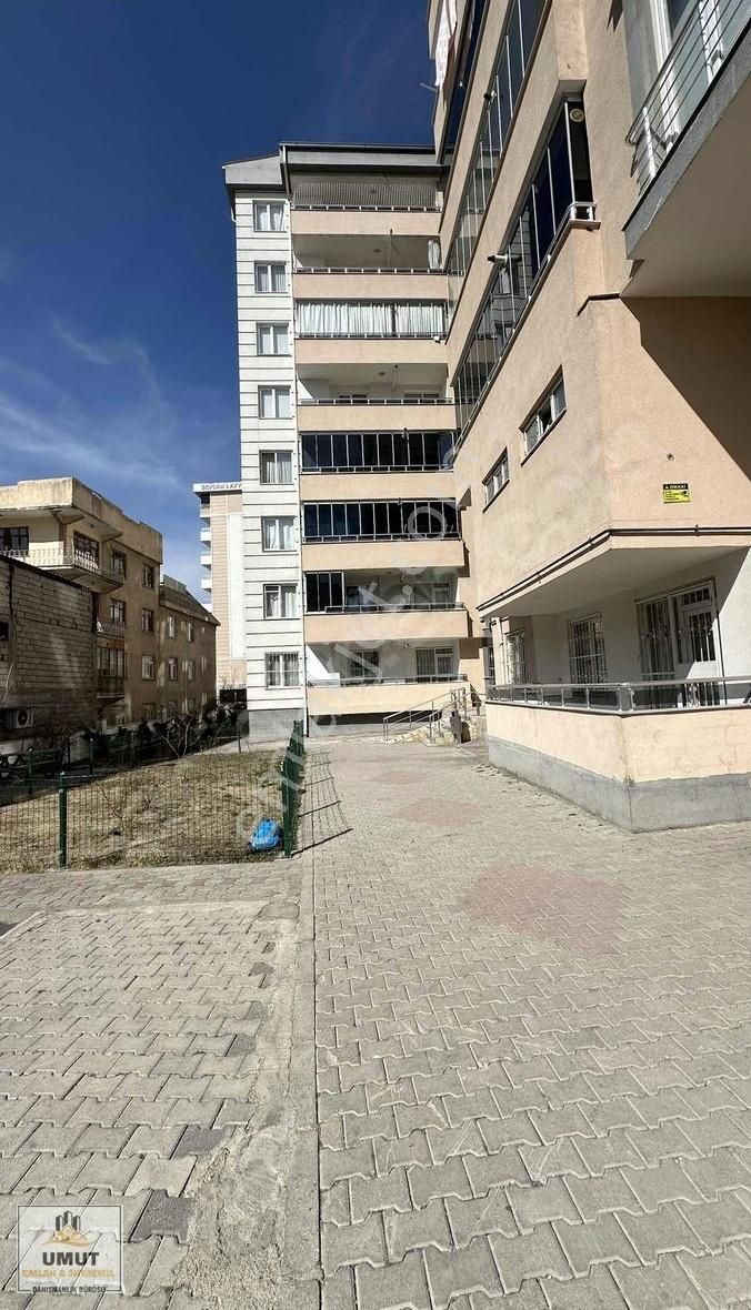 İskele Cad. Yeni Ziraat Bankası Arkasında Satılık 3+1 Daire