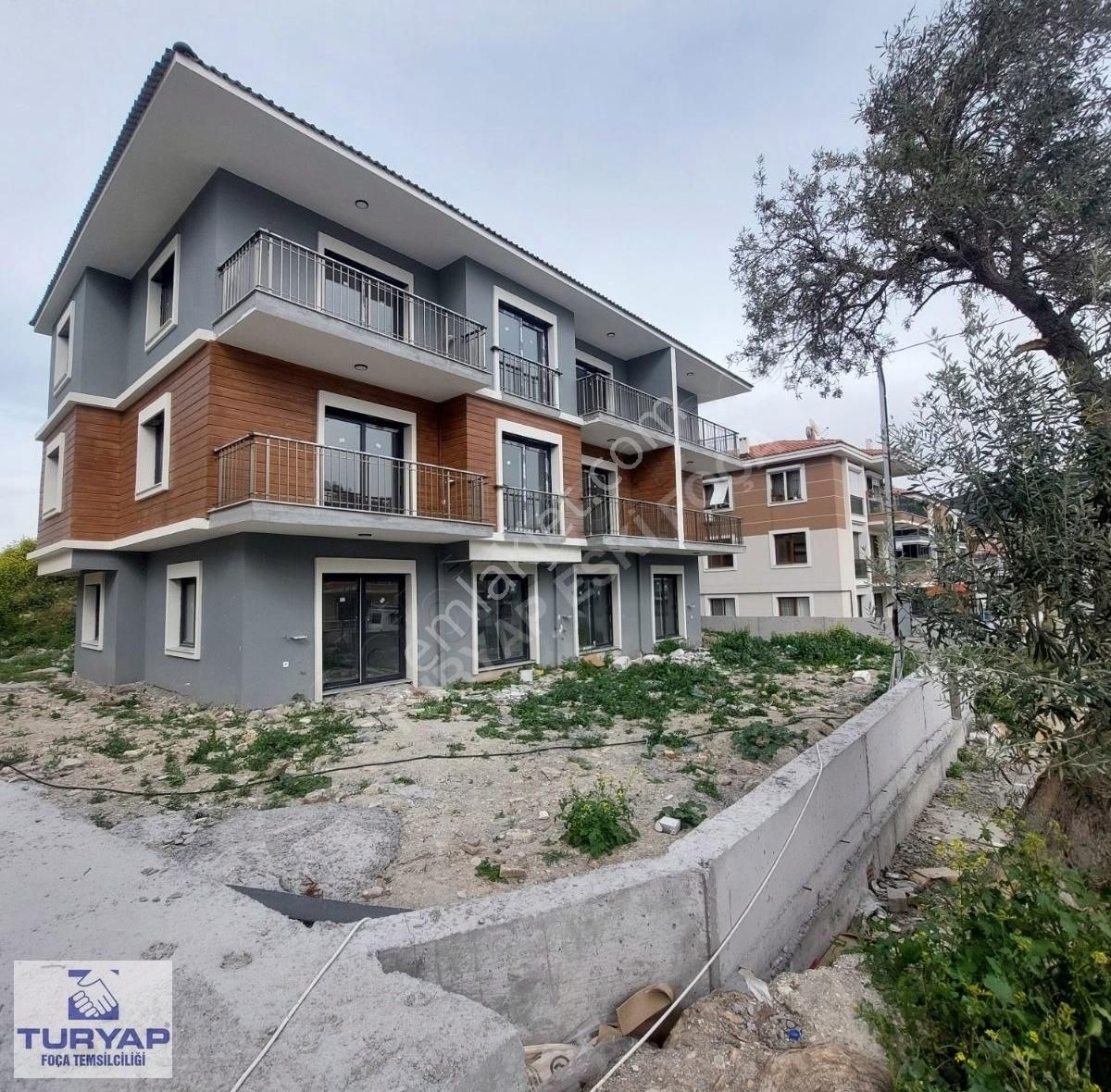 Turyaptan Yenifoça Merkezi Konumda Satılık 1+1 Daire