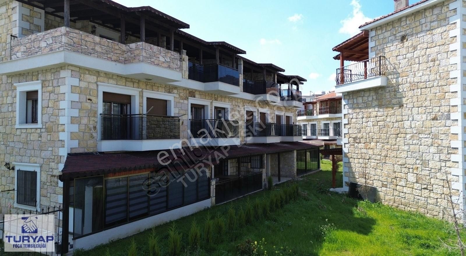 Turyaptan Yenifoça Merkezde Satılık Triplex Villa