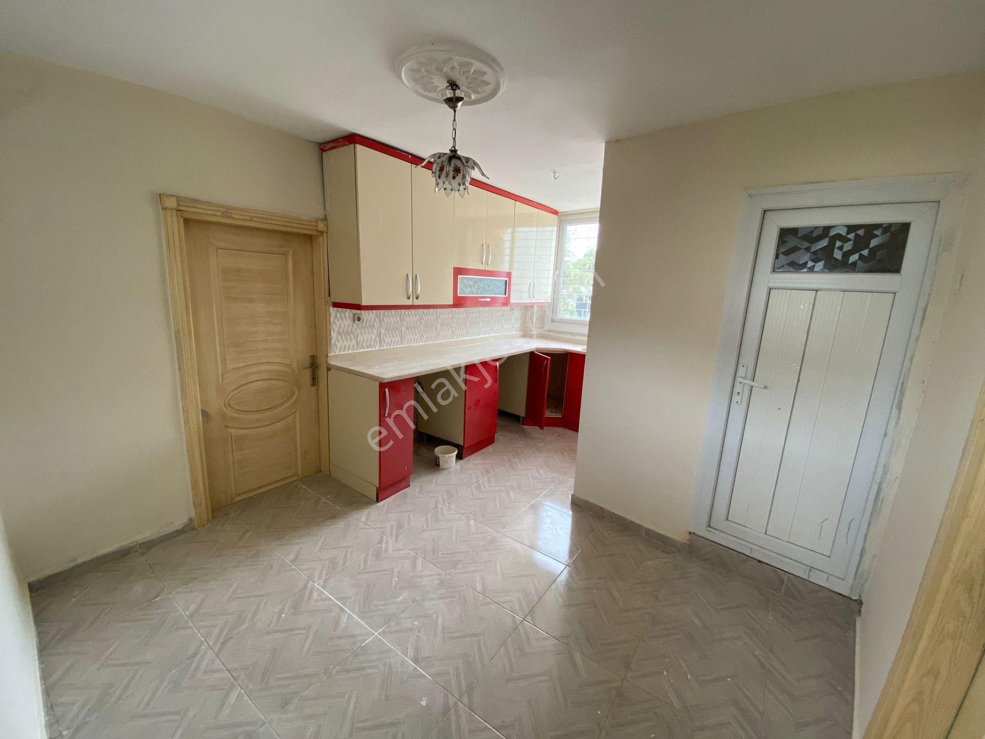 Seyhan Tepebağ Mah Çarşının Göbeğinde 3katlı Müstakil 2+1daire 2,300,000tl