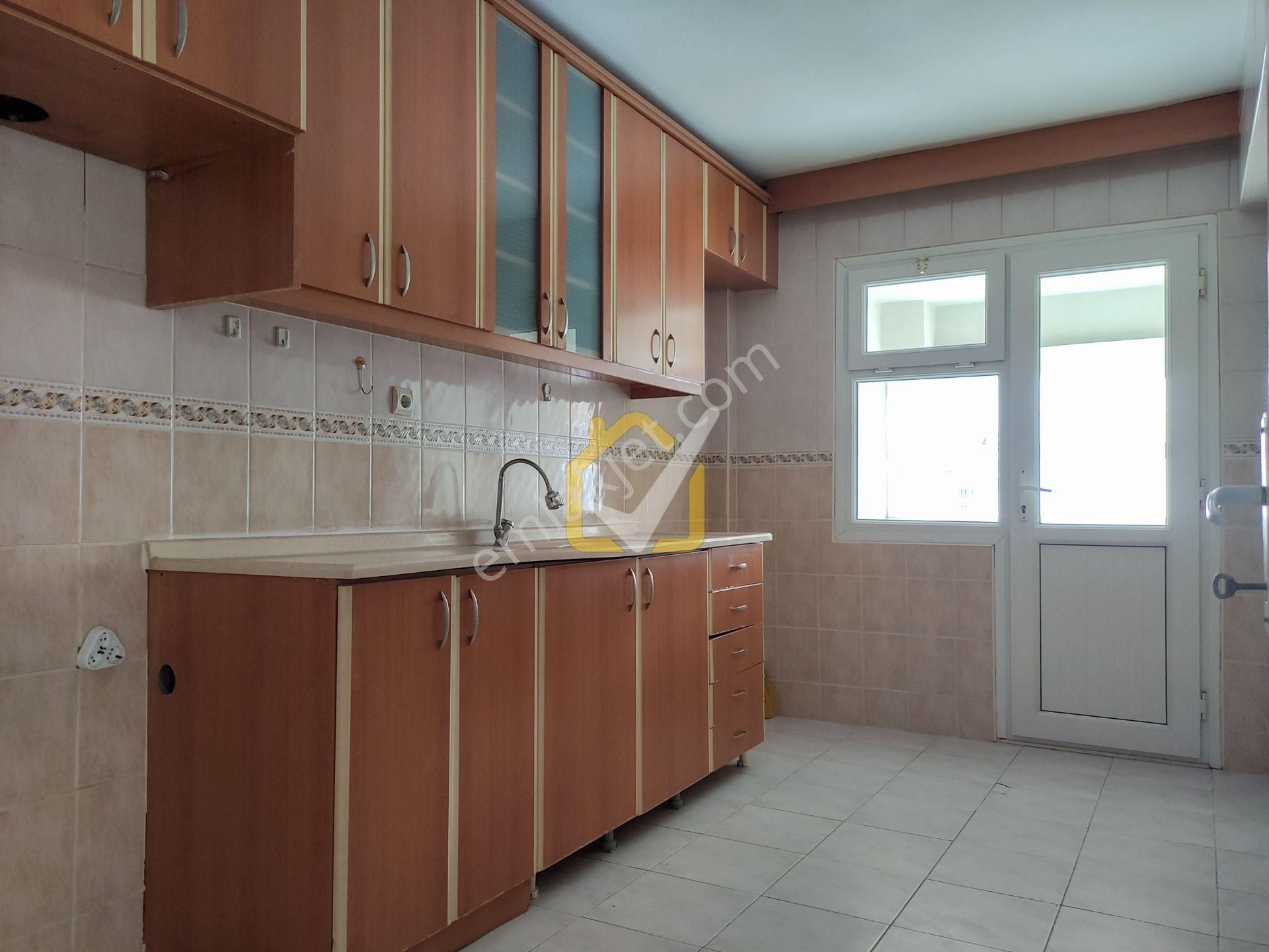 Çiğli Ataşehir Acıbadem, İzban, Tramvay Merkezinde Asansörlü 3+1