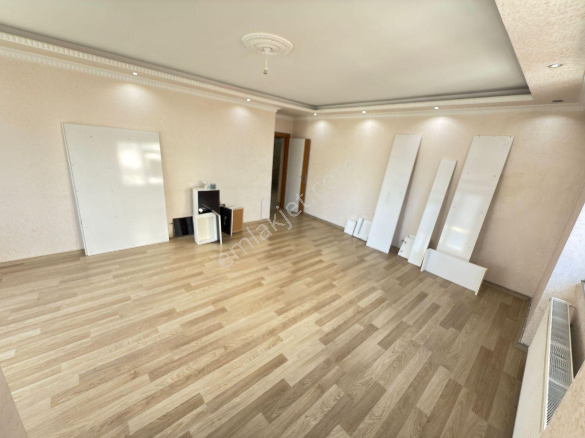 Home'dan Tranvaya Cephe Satılık 135m 3+1 3-kat Asansörlu Daire..