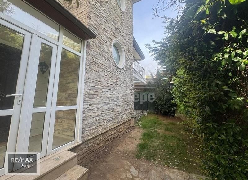 Tekyetkili Remax7tepe'den Beykozkonakları Manzaralı Çatıtriplex