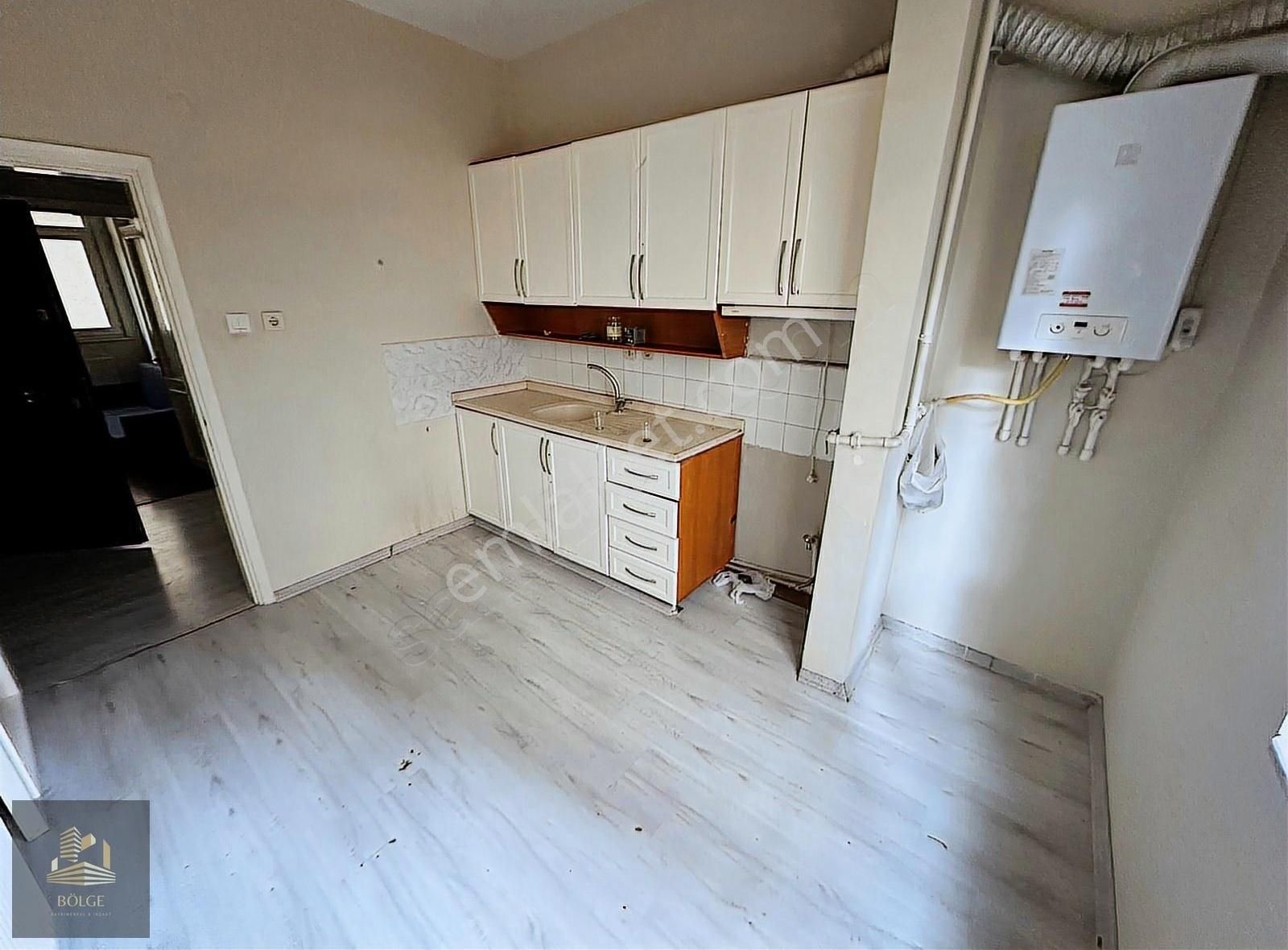 Bölge'den Altkaynarcada Merkezi Konumda 2+1 110 M2 Ara Kat Daire