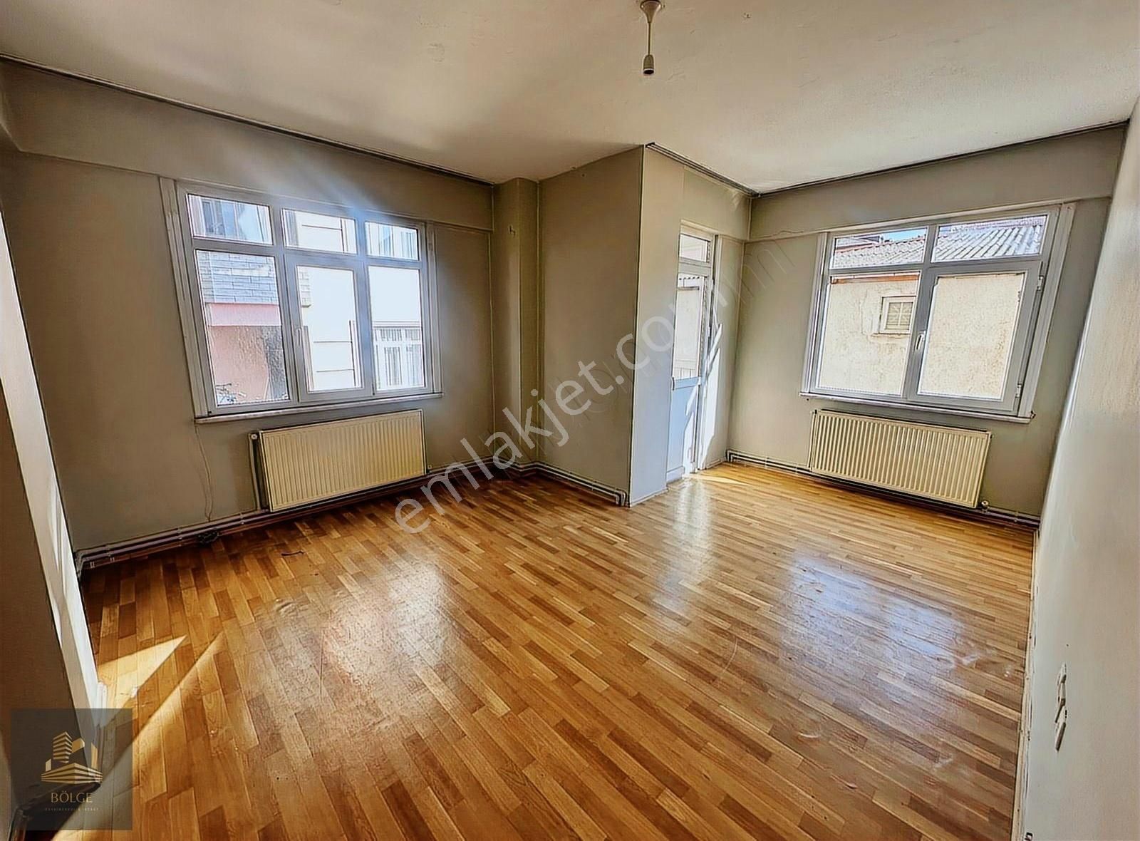 Bölge'den Alt Kaynarcada Merkezi Konumda Ara Kat Kiralık 2+1