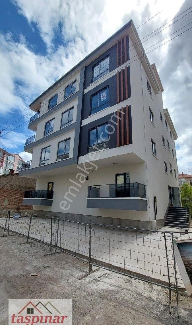 Taşpınar Gayrimenkul'den Satılık Paşacık Mahallesi Geniş Sıfır 2+0 Daire Ara Kat Balkonlu