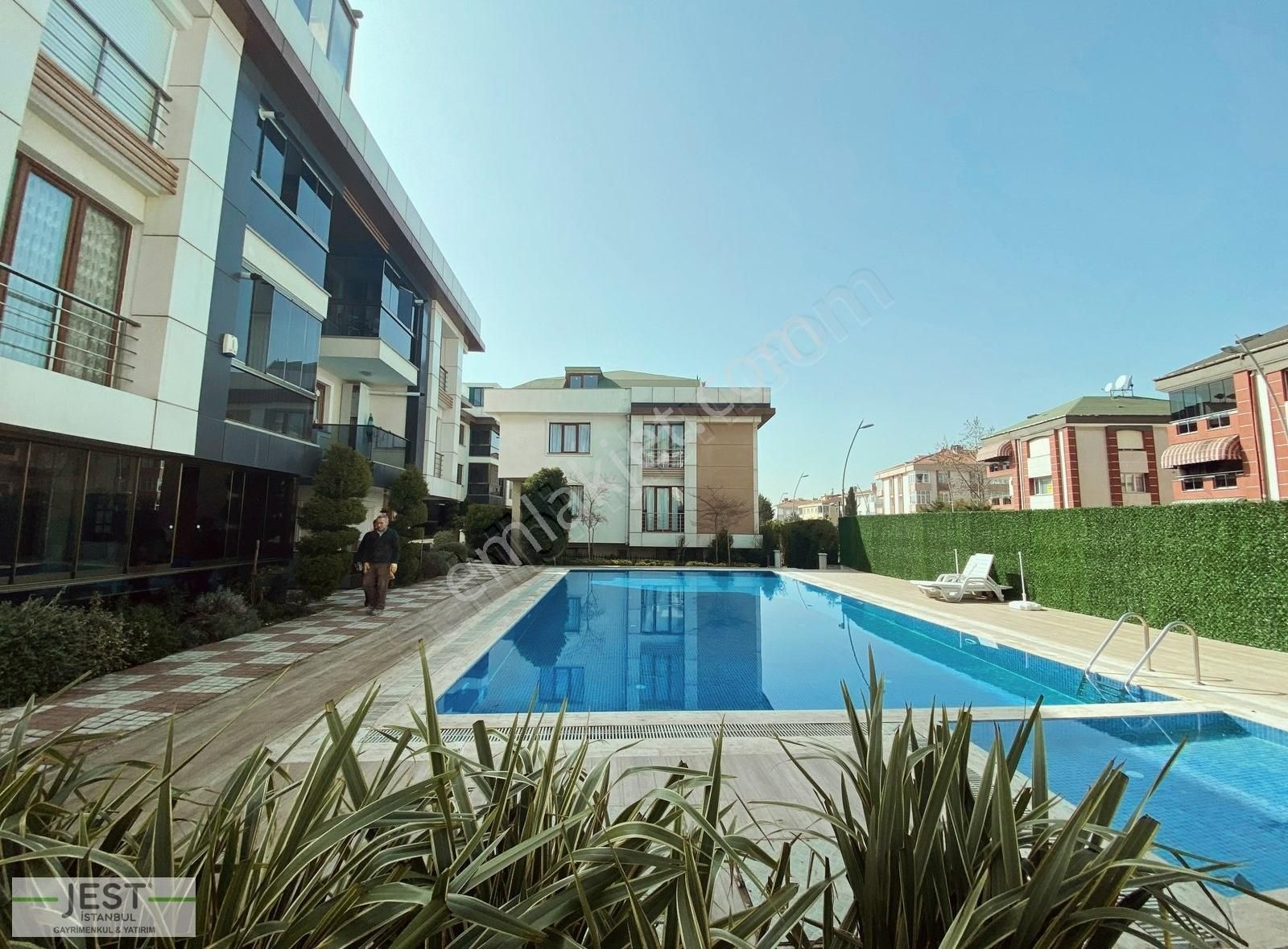 Büyükçekmece Havuzlu Site Kısa Katlı Bahçe Kullanım Satılık 2+1